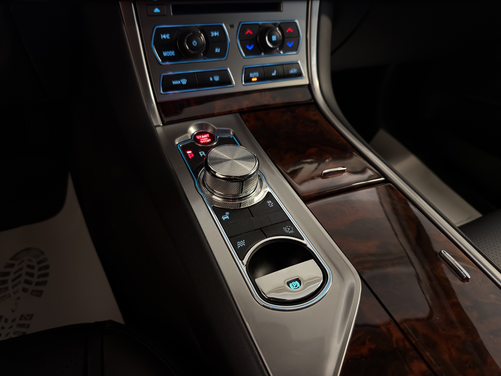 JAGUAR XF 3.0d V6 Luxury-image-12