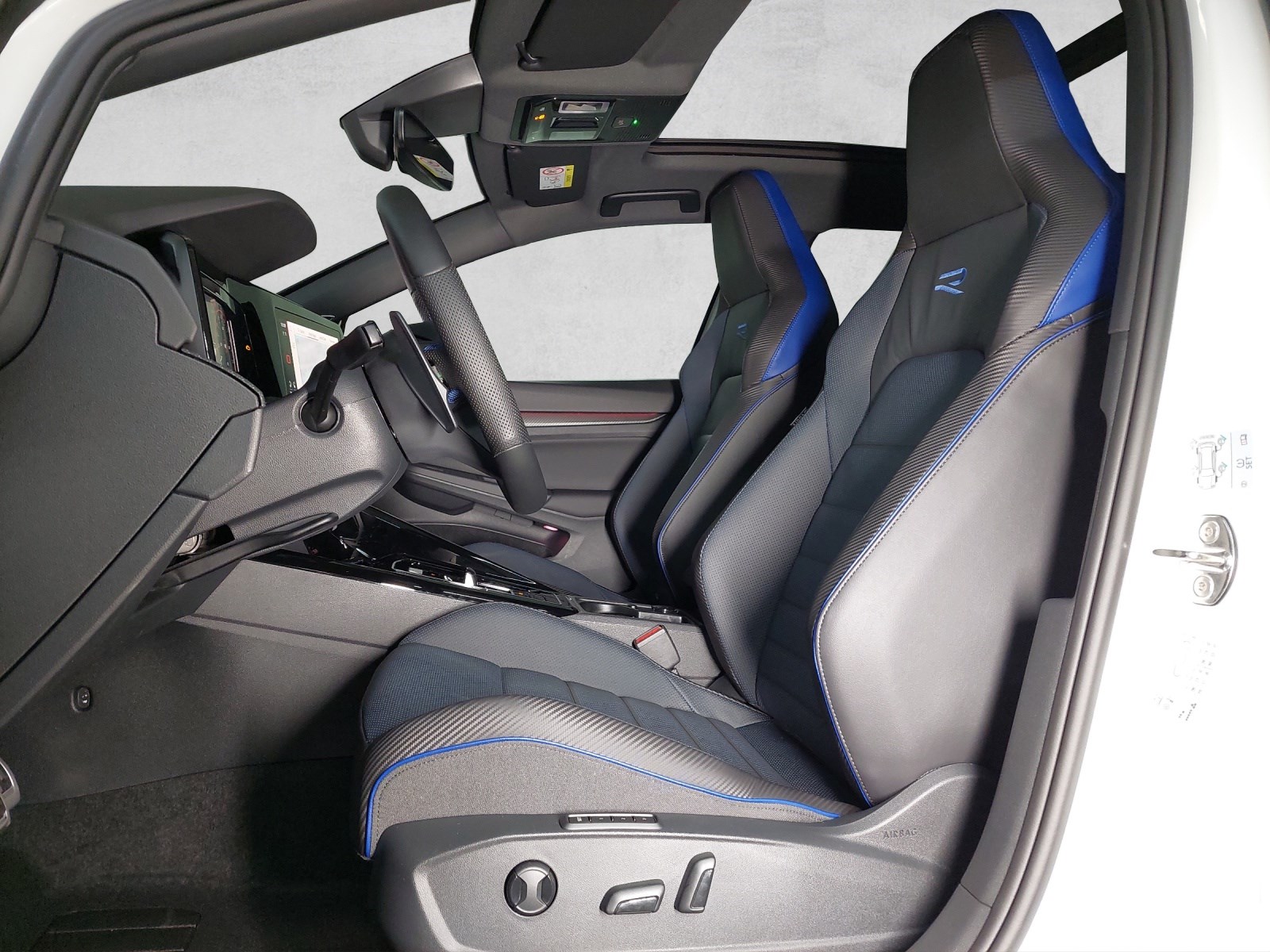 VW Golf Variant 2.0 TSI R DSG 4Motion-image-5