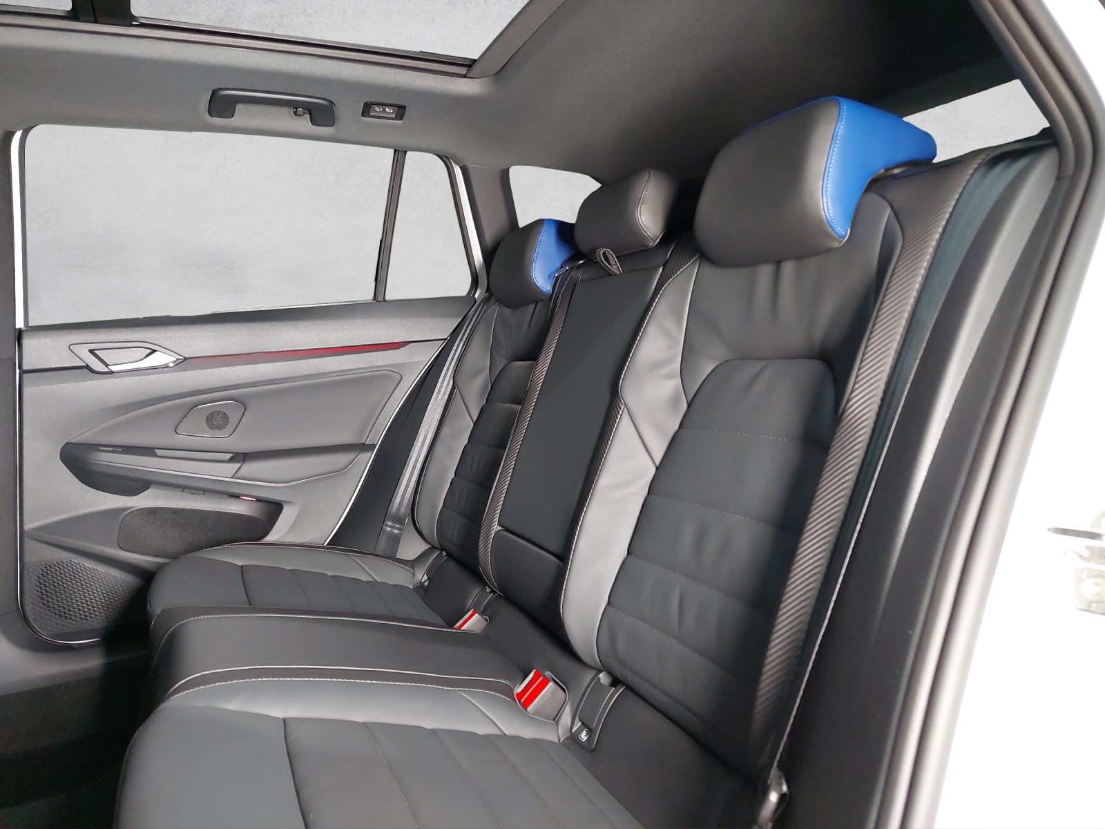 VW Golf Variant 2.0 TSI R DSG 4Motion-image-8