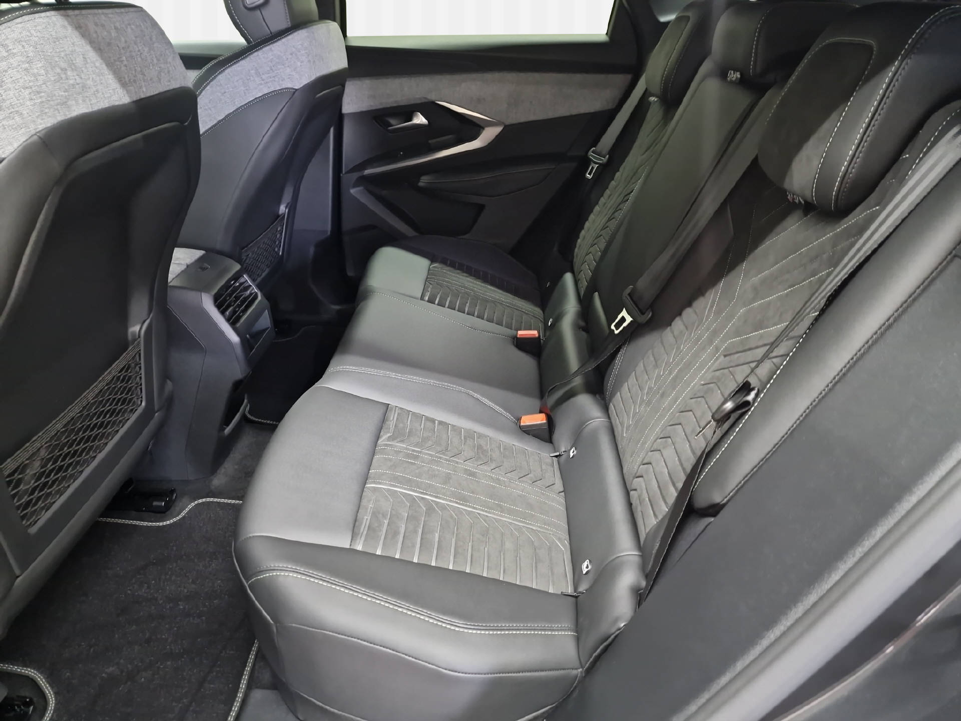 PEUGEOT E-3008 GT-image-9
