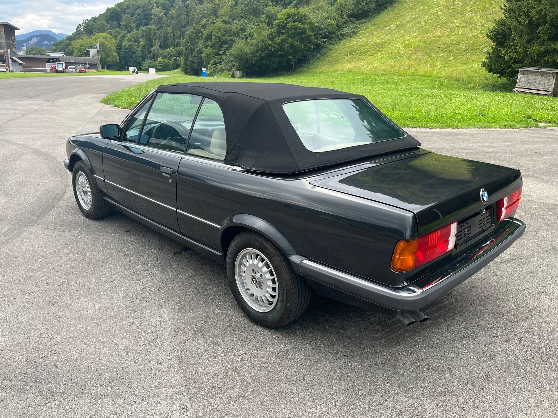 BMW 325i Cabrio-image-11