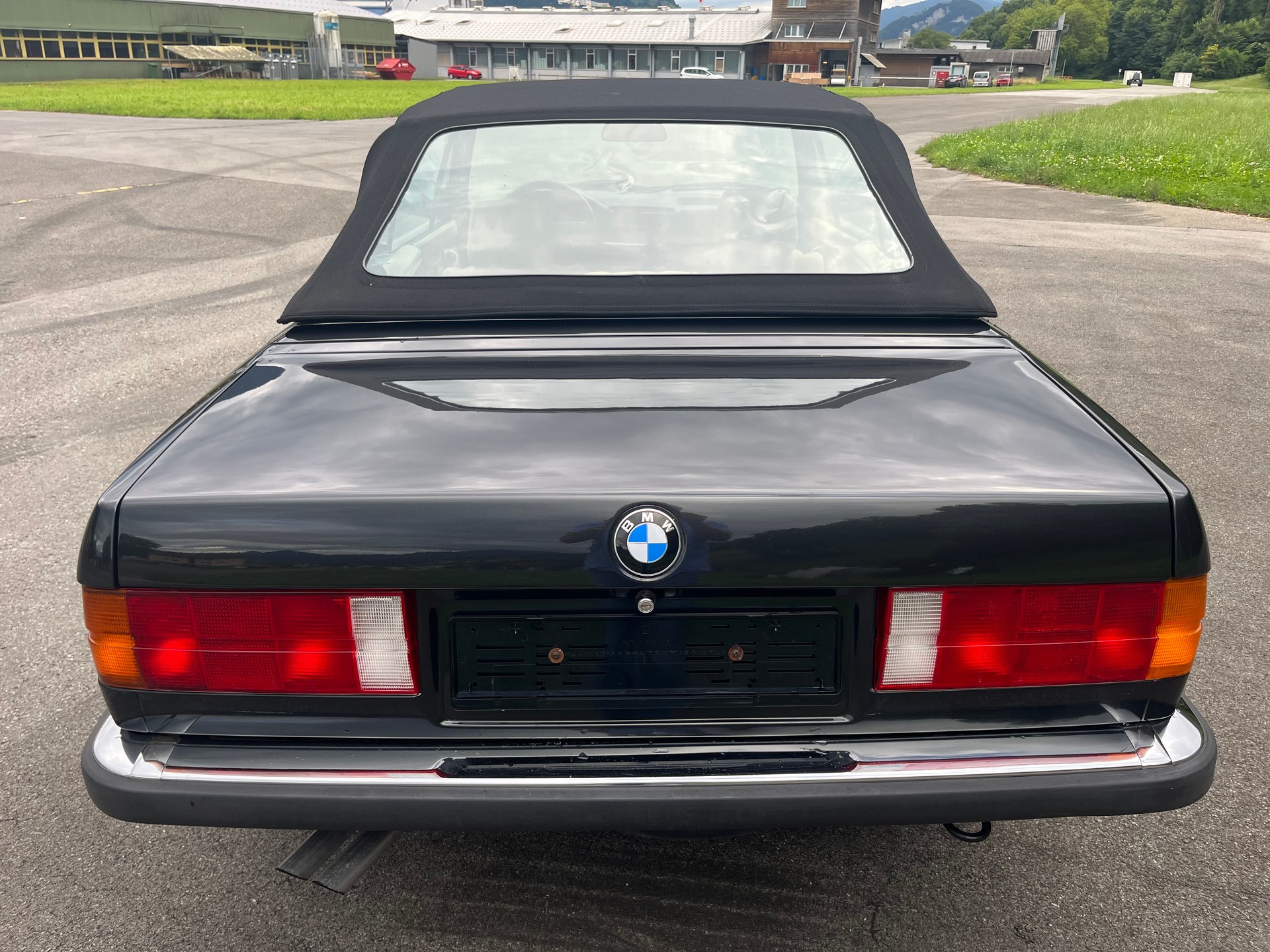 BMW 325i Cabrio-image-13