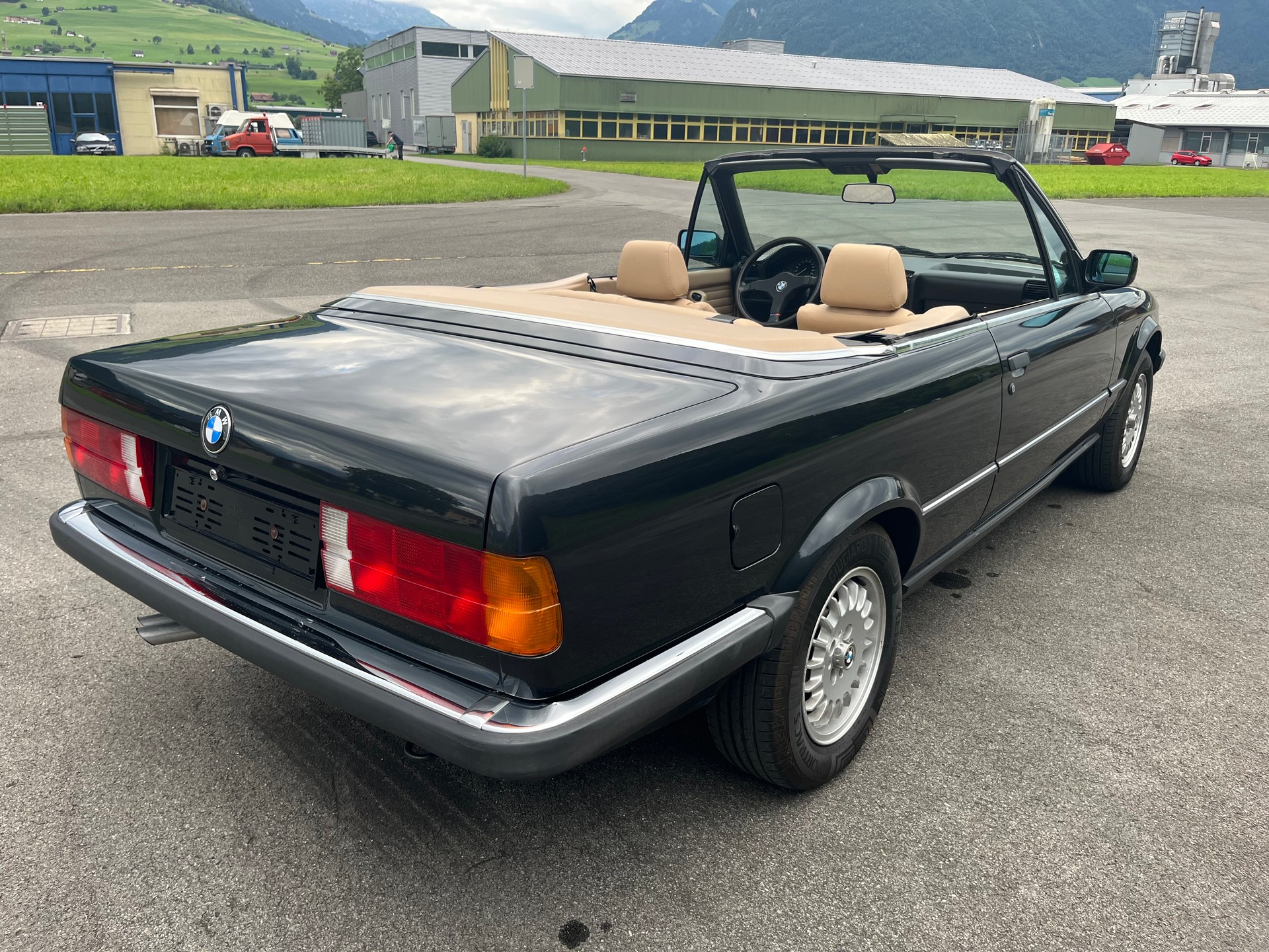 BMW 325i Cabrio-image-12
