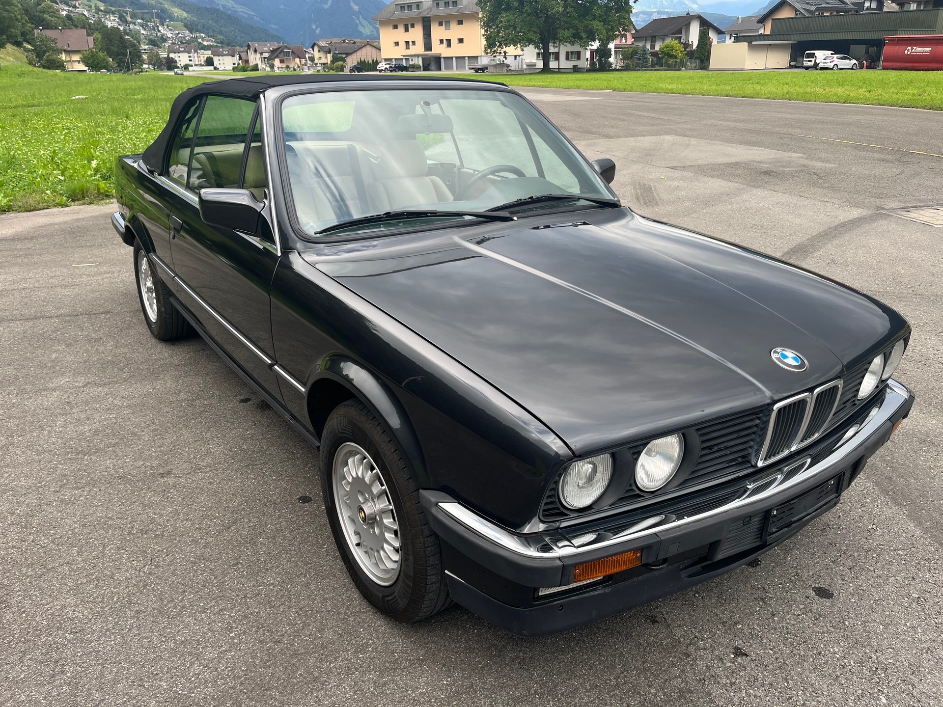 BMW 325i Cabrio-image-3