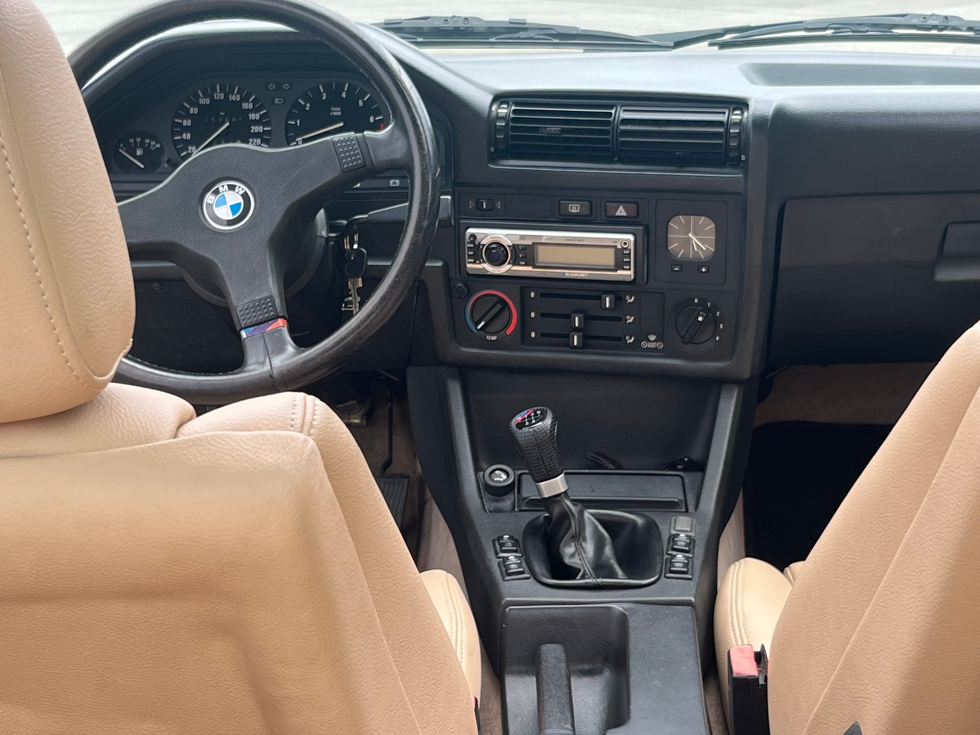 BMW 325i Cabrio-image-4