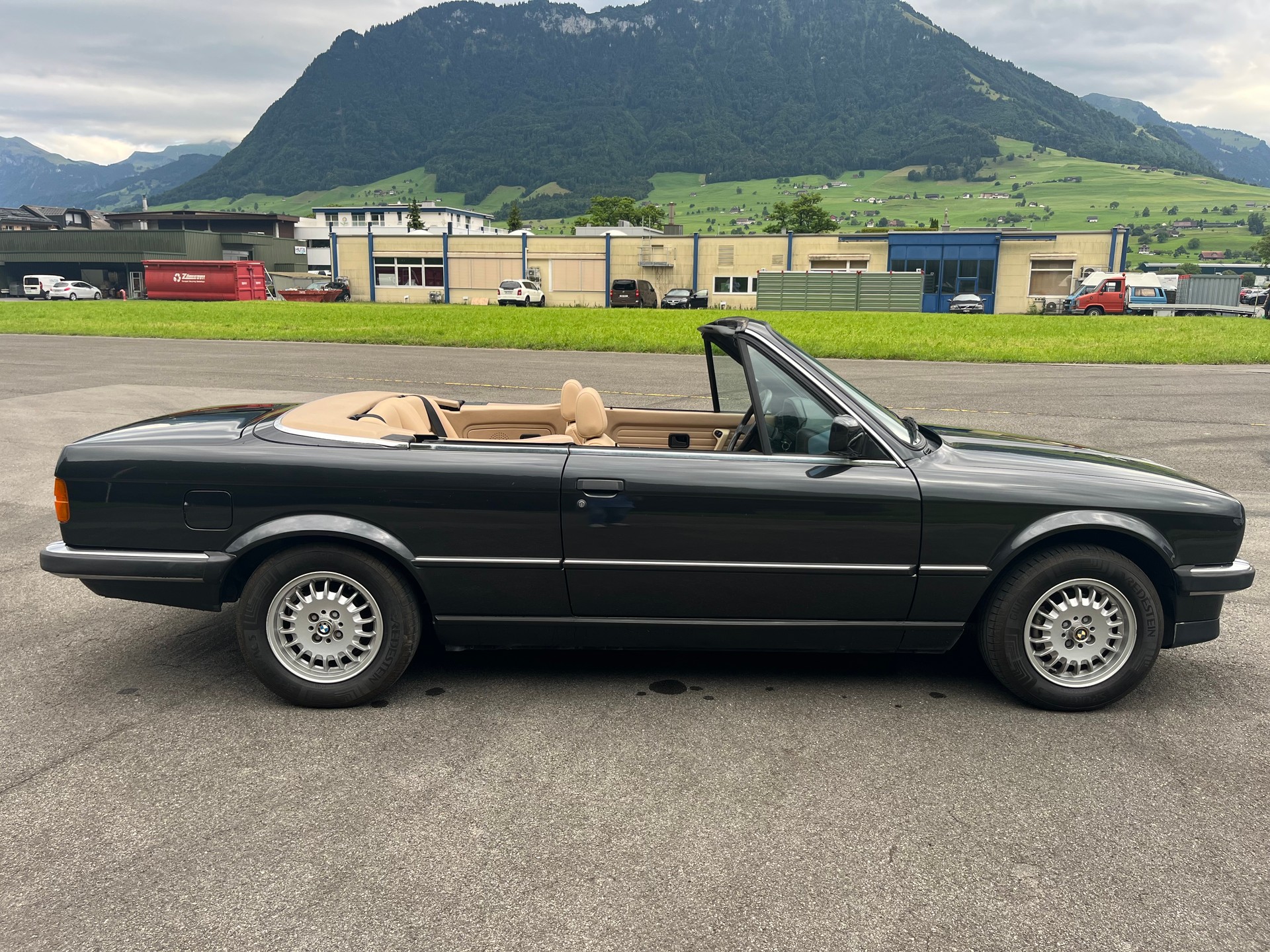 BMW 325i Cabrio-image-10