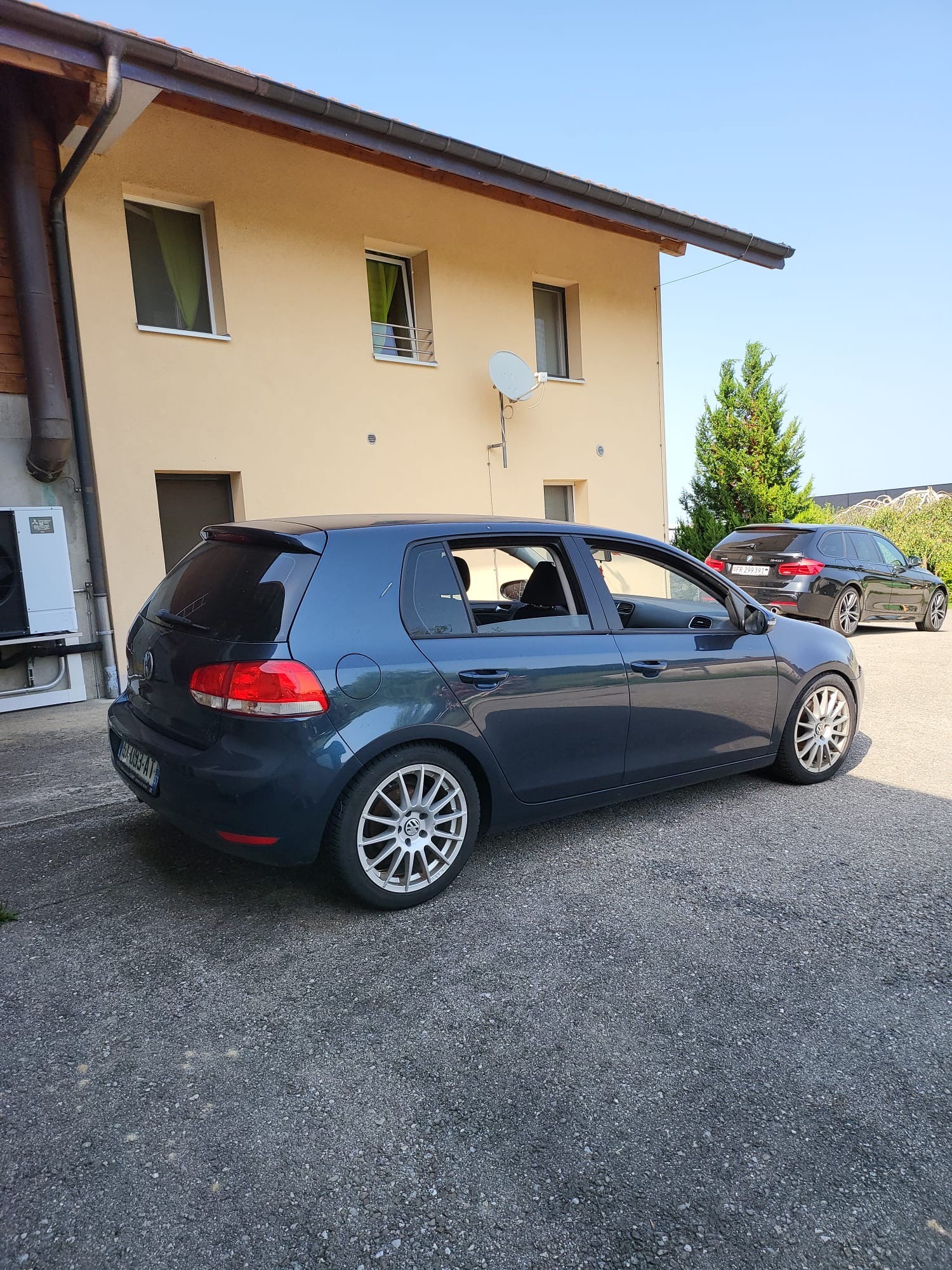 VW GOLF-showroom-element-3