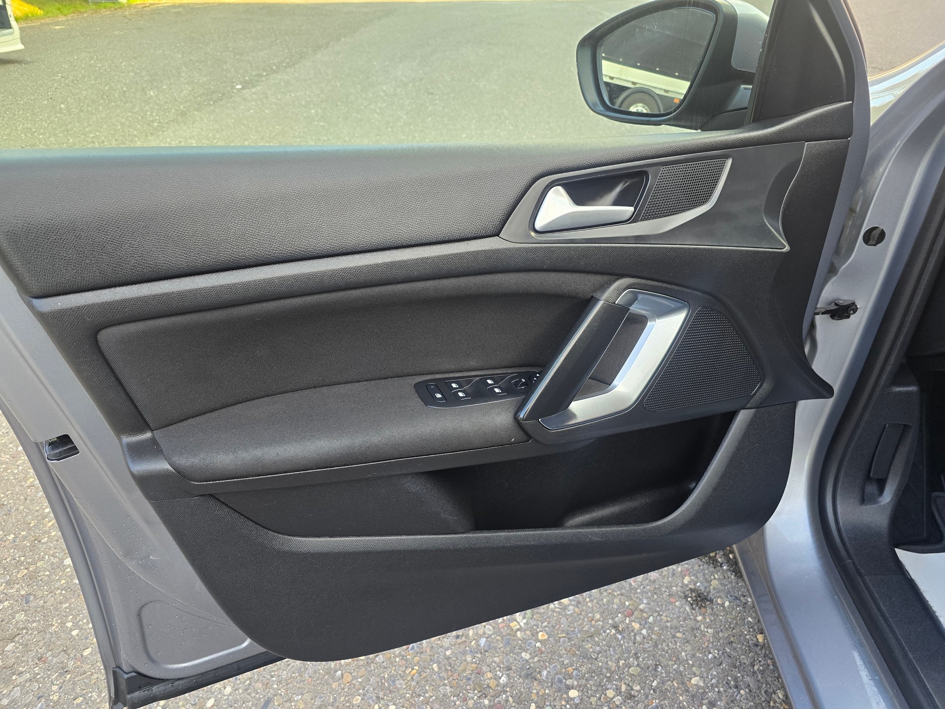 PEUGEOT 308 SW 1.5 BlueHDI Allure-image-11
