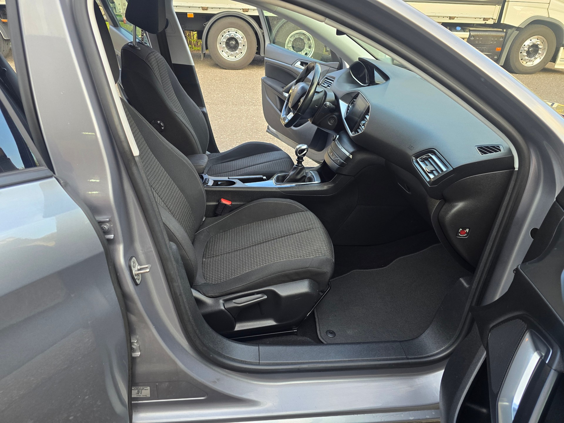 PEUGEOT 308 SW 1.5 BlueHDI Allure-image-13
