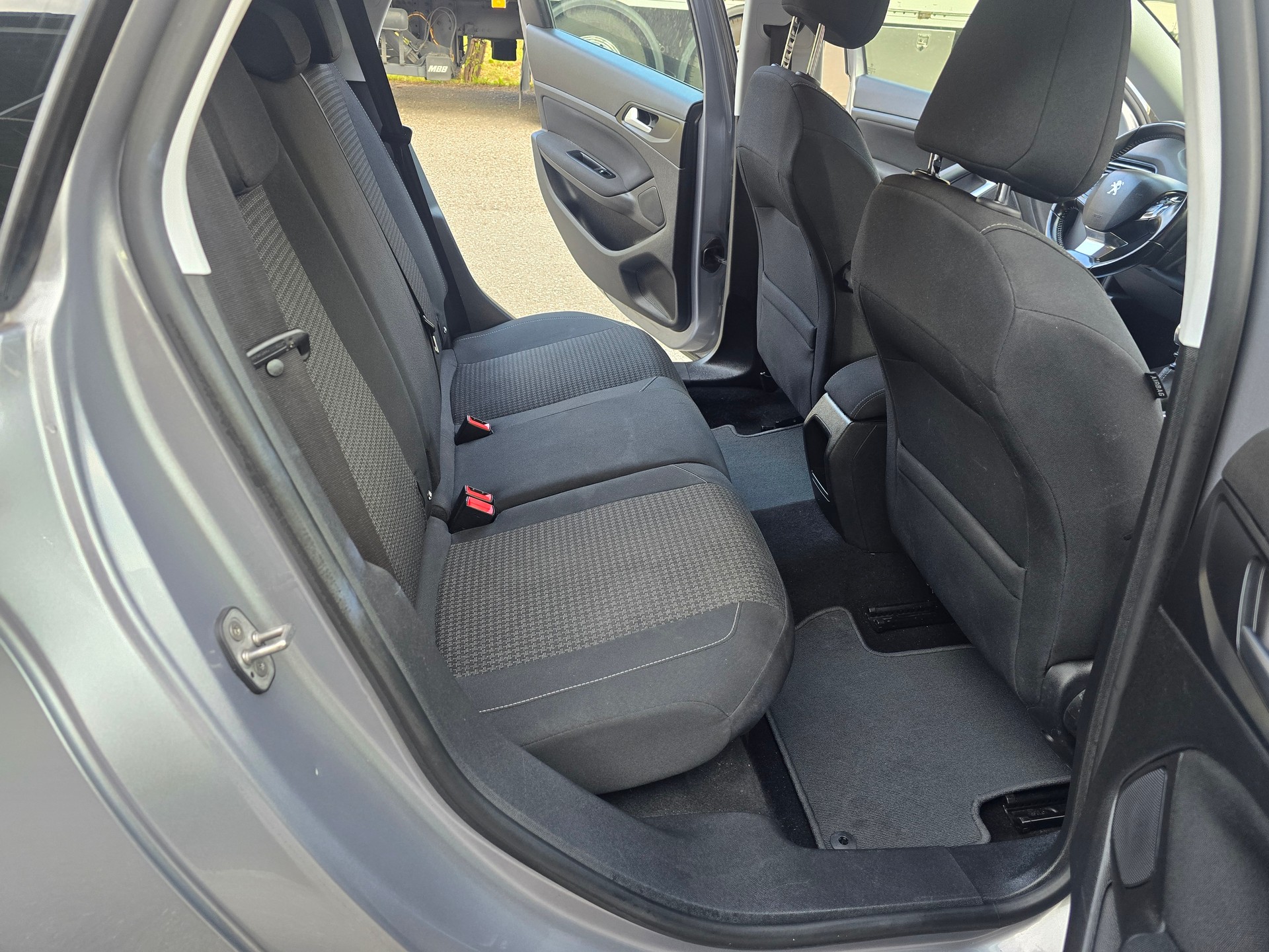 PEUGEOT 308 SW 1.5 BlueHDI Allure-image-14
