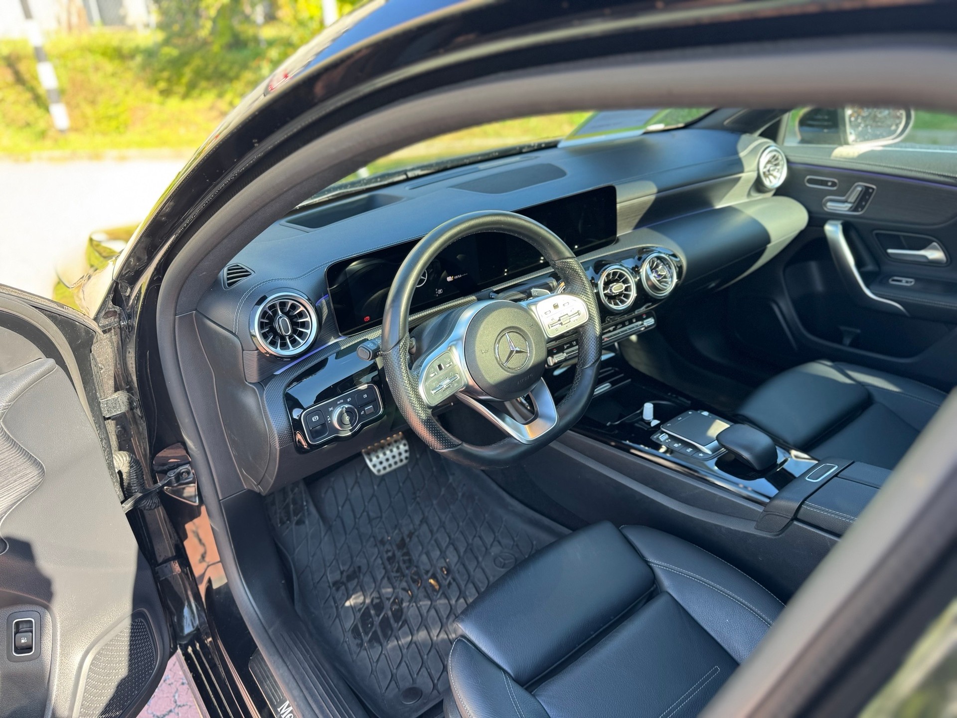 MERCEDES-BENZ A 250e AMG Line 8G-DCT-image-11