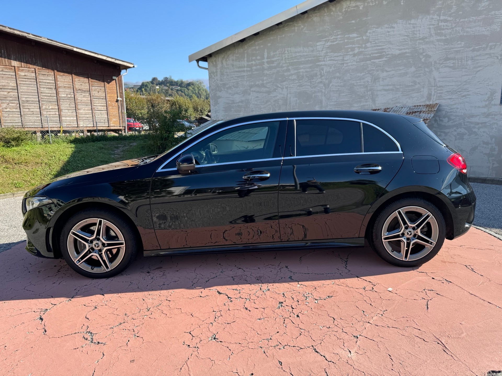 MERCEDES-BENZ A 250e AMG Line 8G-DCT-image-3