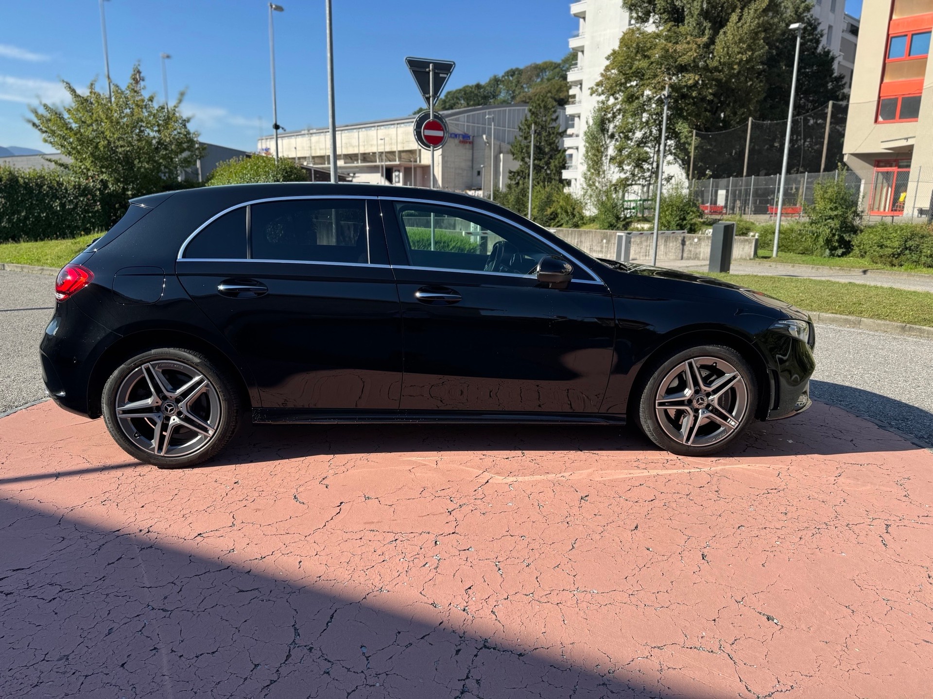 MERCEDES-BENZ A 250e AMG Line 8G-DCT-image-7
