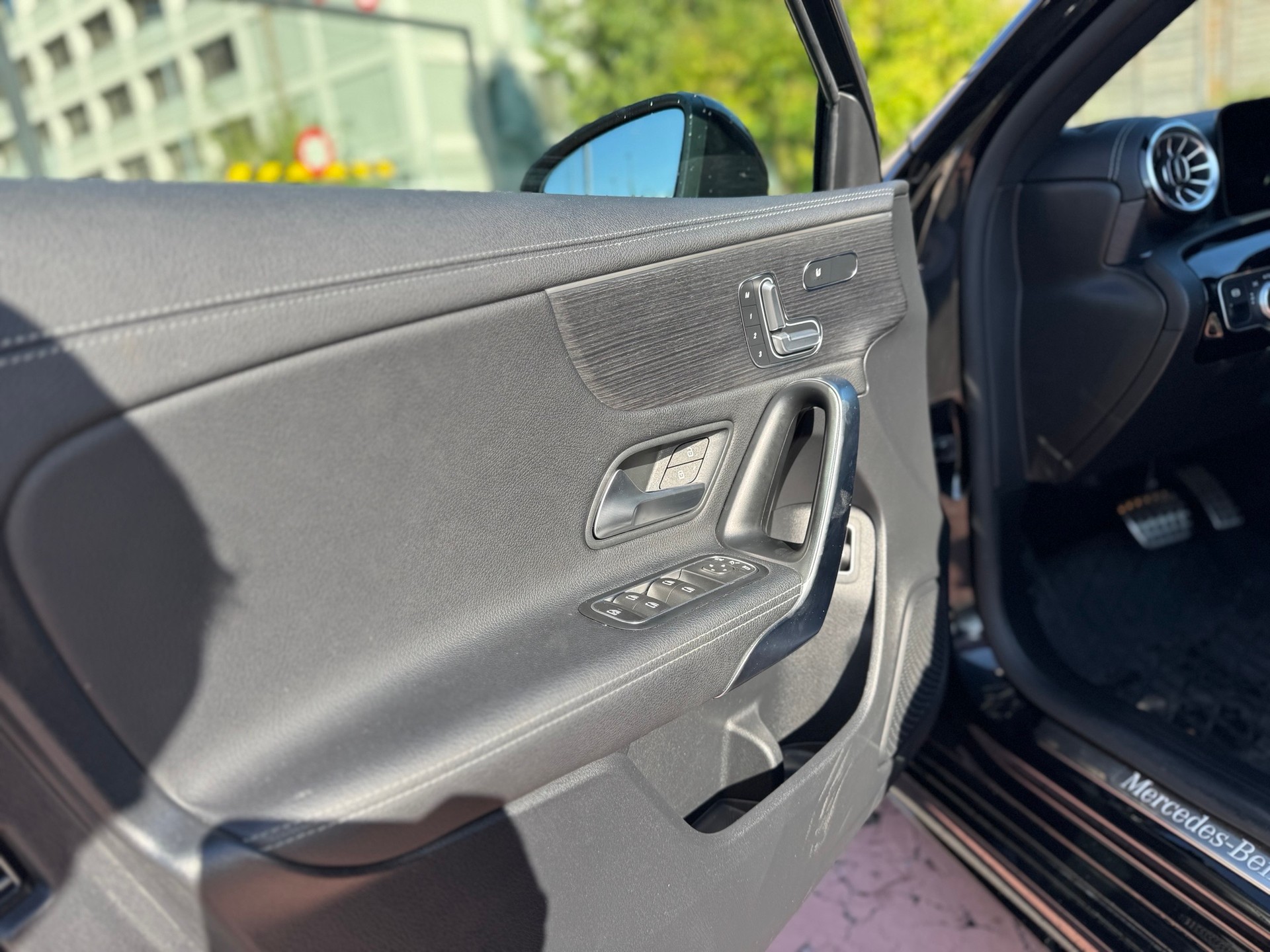 MERCEDES-BENZ A 250e AMG Line 8G-DCT-image-13