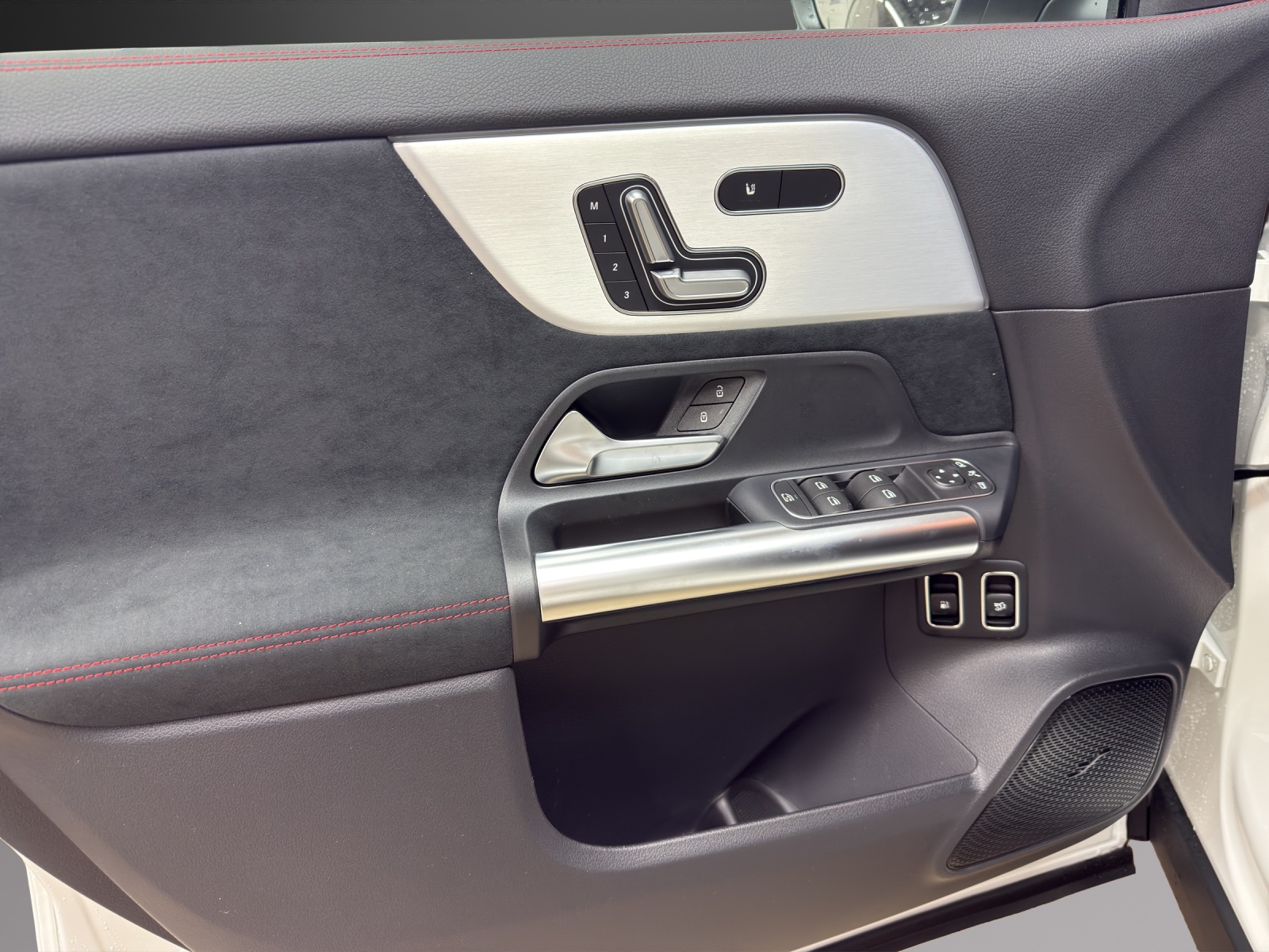 MERCEDES-BENZ GLA 250 e EQ Star 8G-DCT-image-12