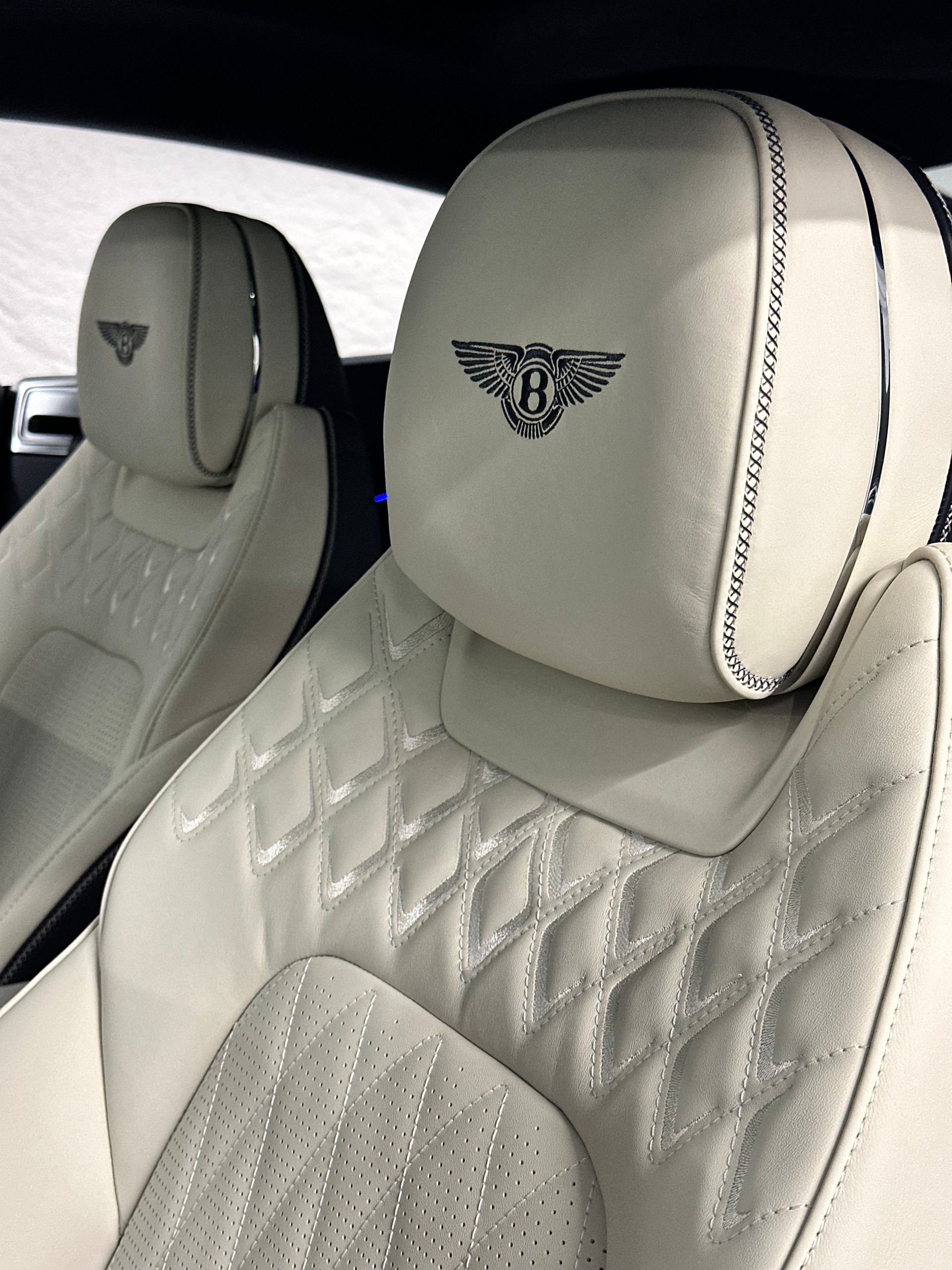 BENTLEY Continental GT Azure V8 Hybrid-image-9