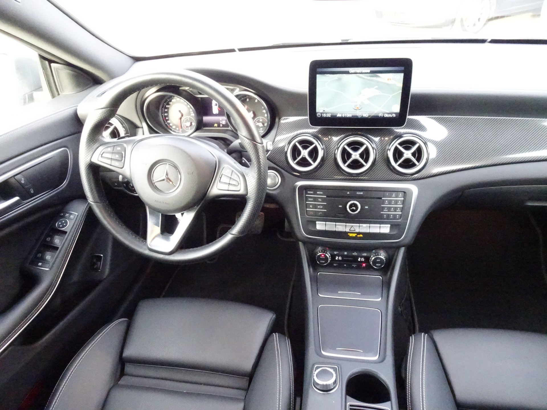 MERCEDES-BENZ CLA Shooting Brake 200 Urban 7G-DCT-image-9