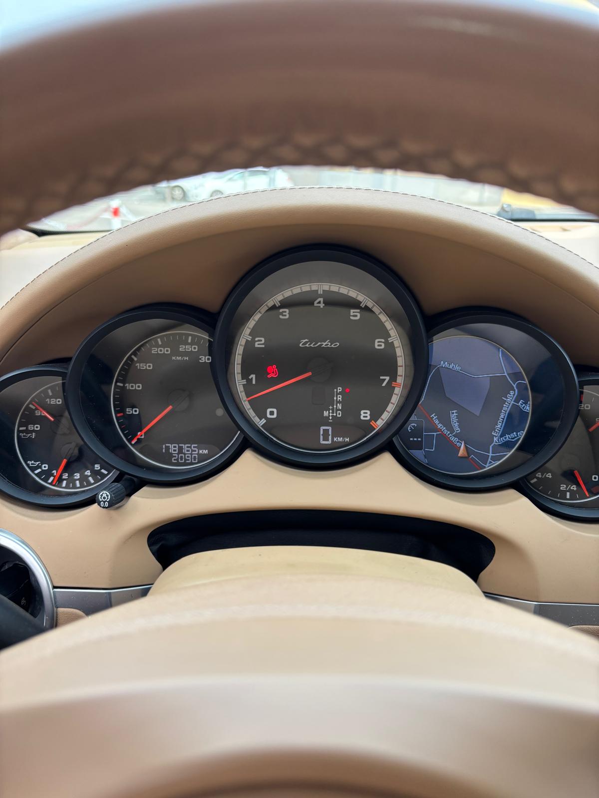 PORSCHE Cayenne Turbo-image-11