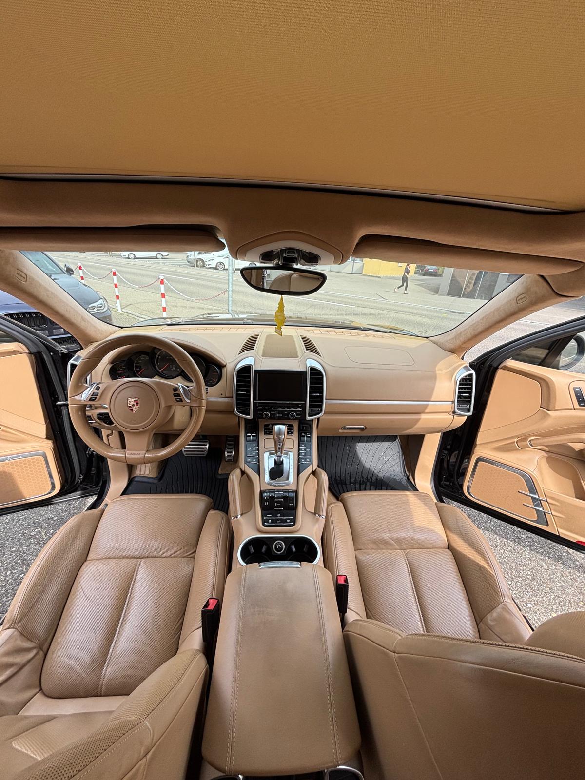 PORSCHE Cayenne Turbo-image-9