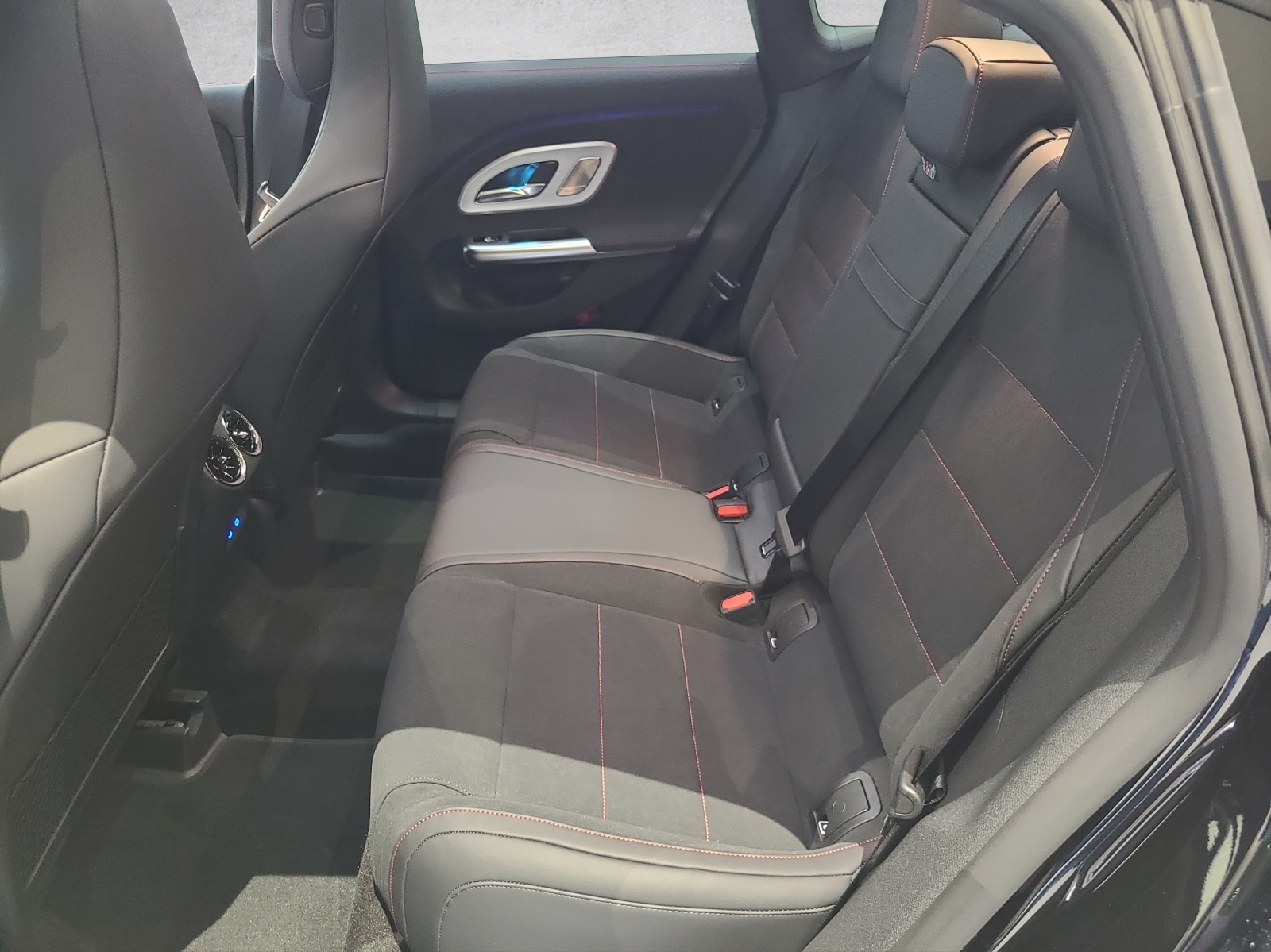 MERCEDES-BENZ CLA 200 8G-DCT 4Matic-image-10