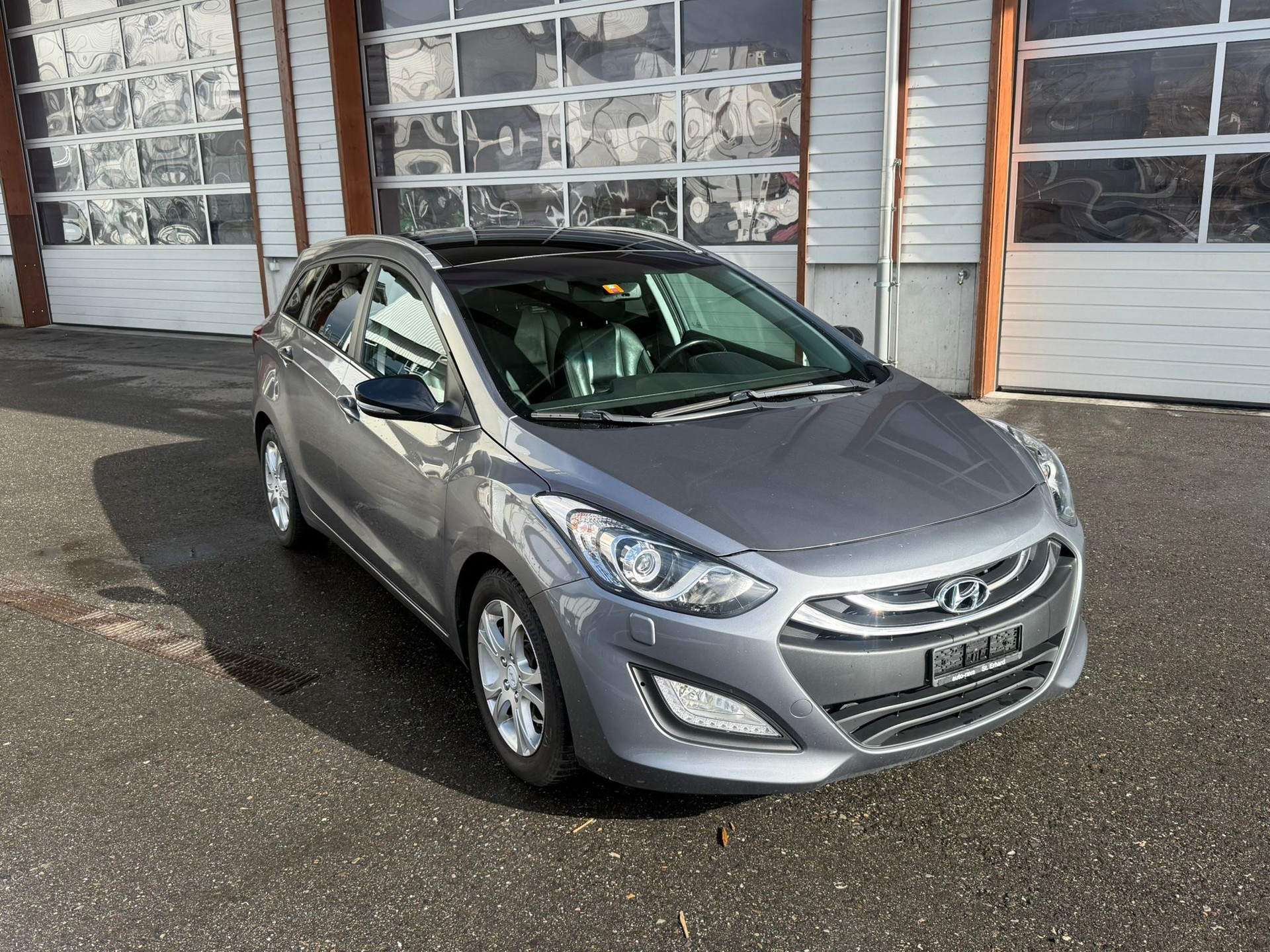 HYUNDAI i30 Wagon 1.6 CRDi Plena Automatic-image-2