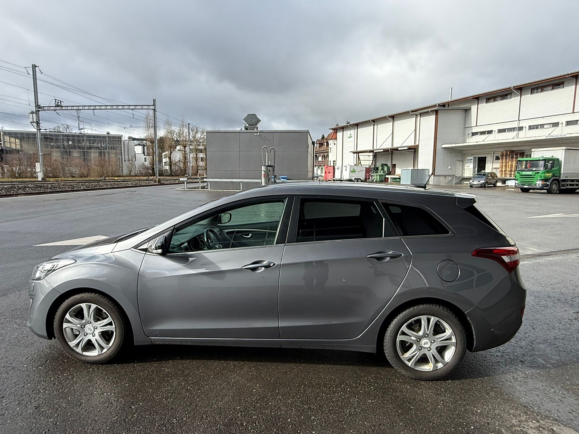 HYUNDAI i30 Wagon 1.6 CRDi Plena Automatic-image-4