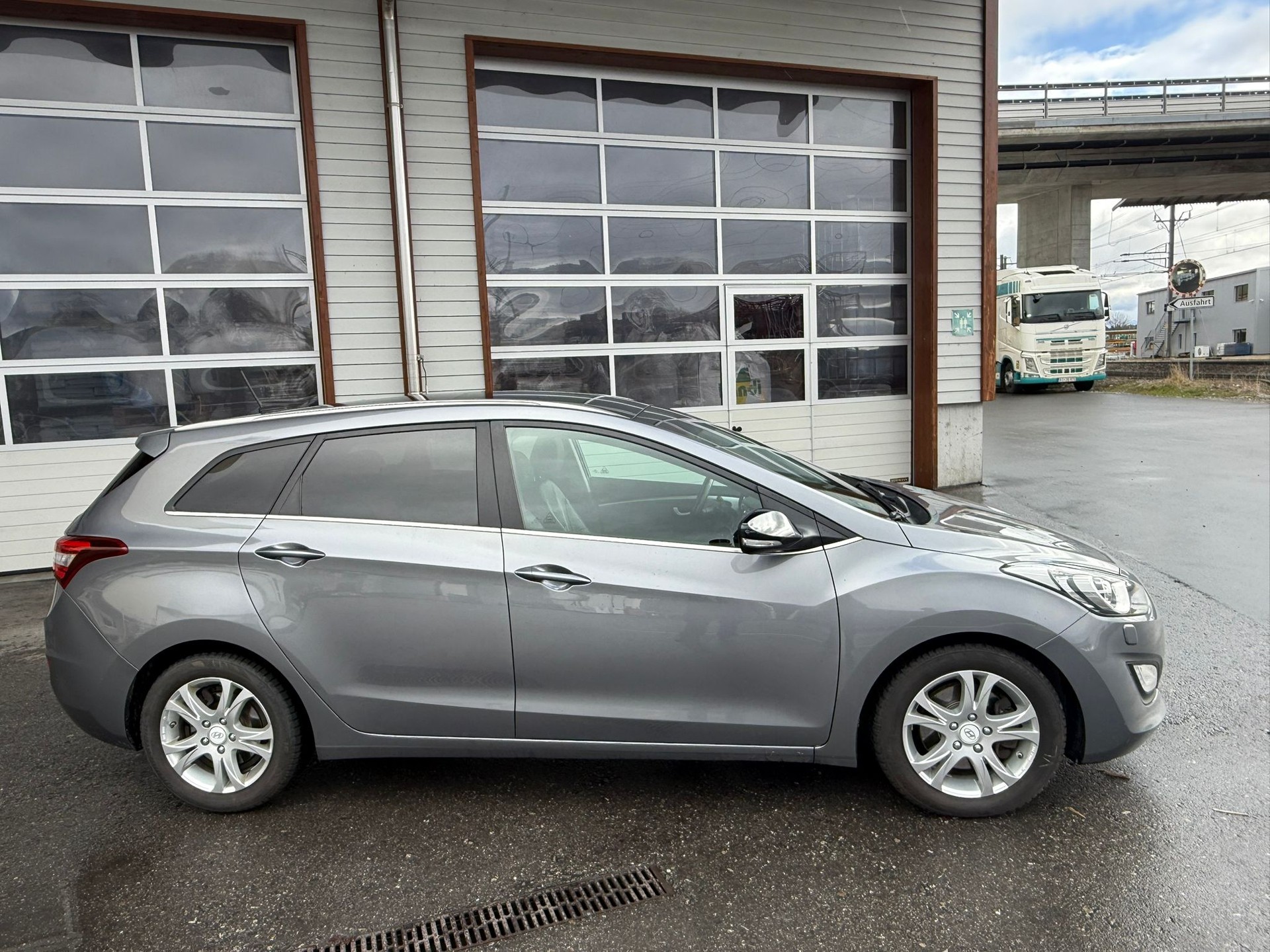 HYUNDAI i30 Wagon 1.6 CRDi Plena Automatic-image-3