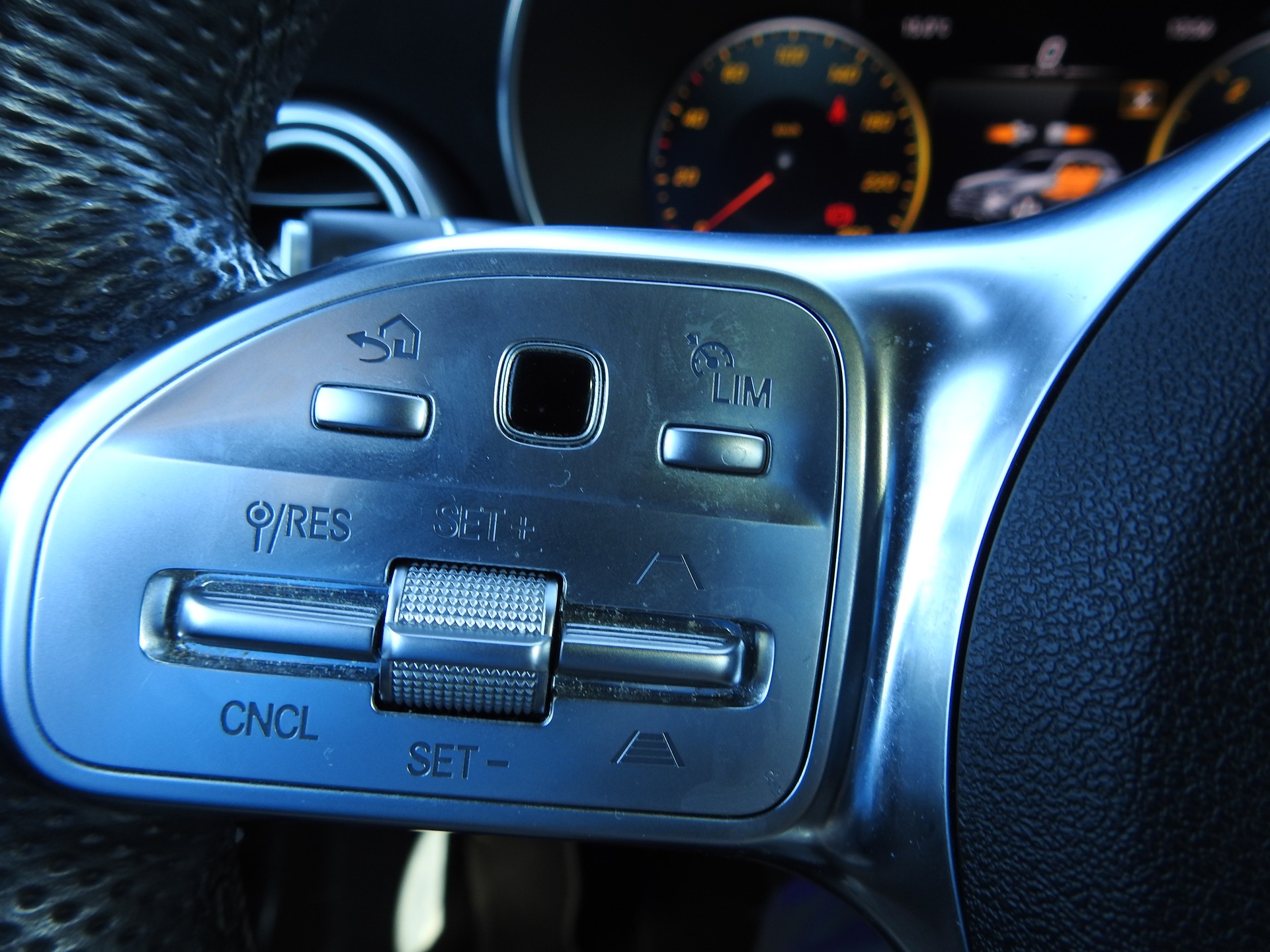 MERCEDES-BENZ GLC 220 d AMG Line 4Matic 9G-Tronic-image-25