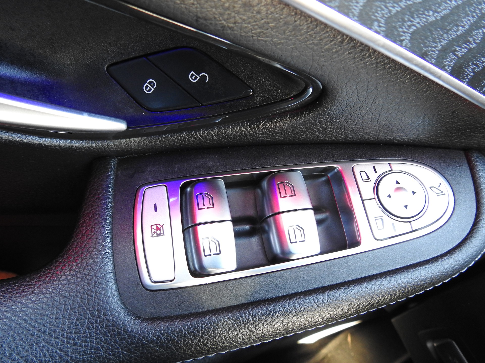 MERCEDES-BENZ GLC 220 d AMG Line 4Matic 9G-Tronic-image-26