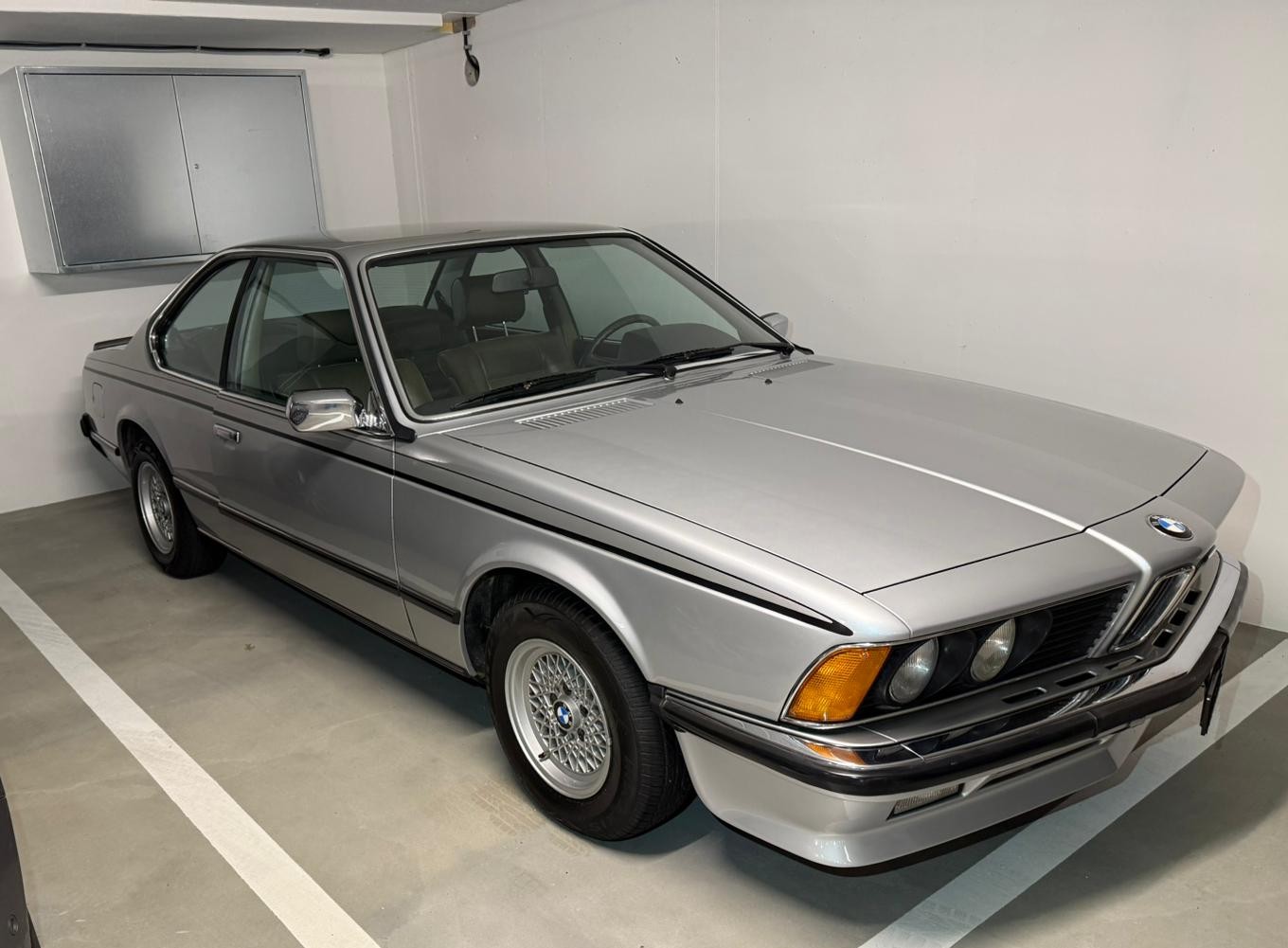 BMW CSI-showroom-element-1