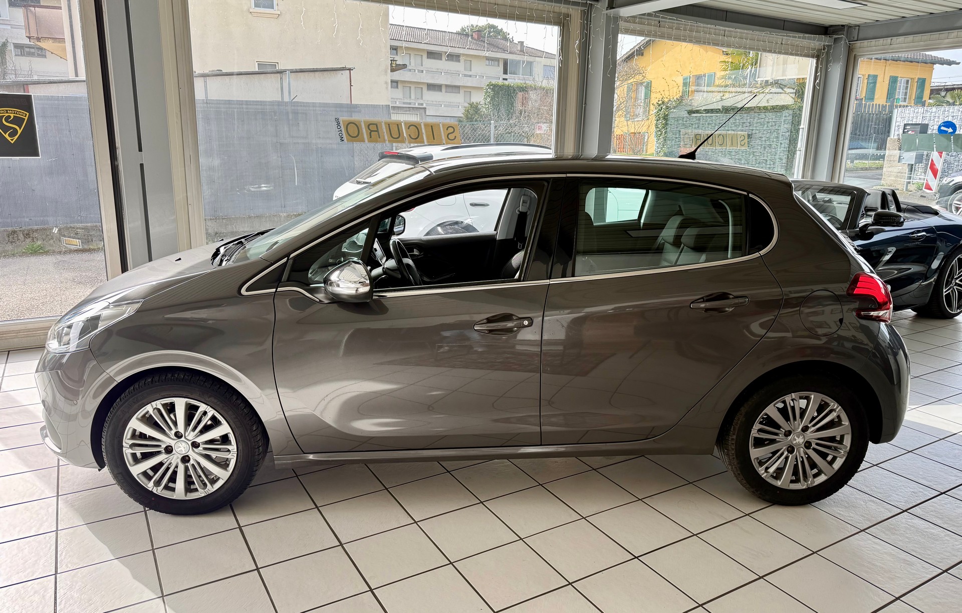 PEUGEOT 208 1.2 PureTech Active EAT6-image-6