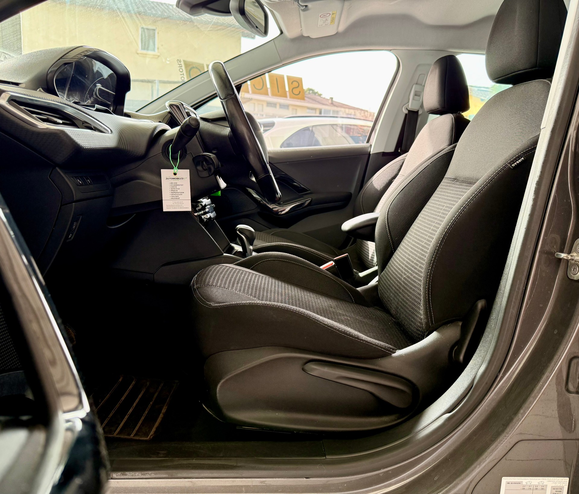 PEUGEOT 208 1.2 PureTech Active EAT6-image-10