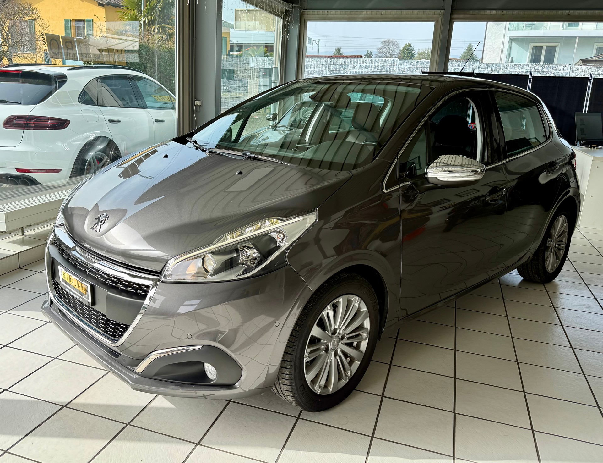 PEUGEOT 208 1.2 PureTech Active EAT6-image-3