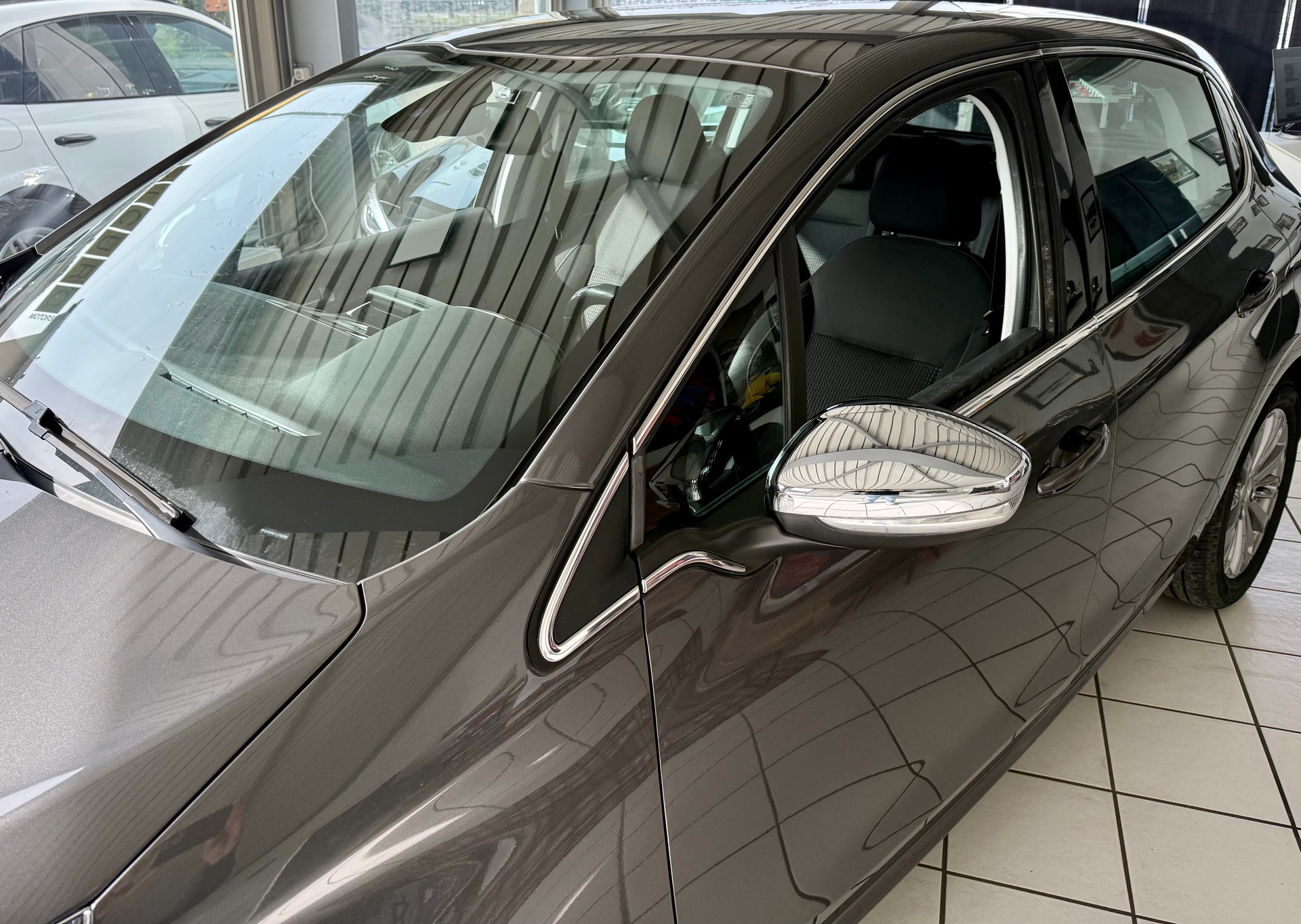 PEUGEOT 208 1.2 PureTech Active EAT6-image-4