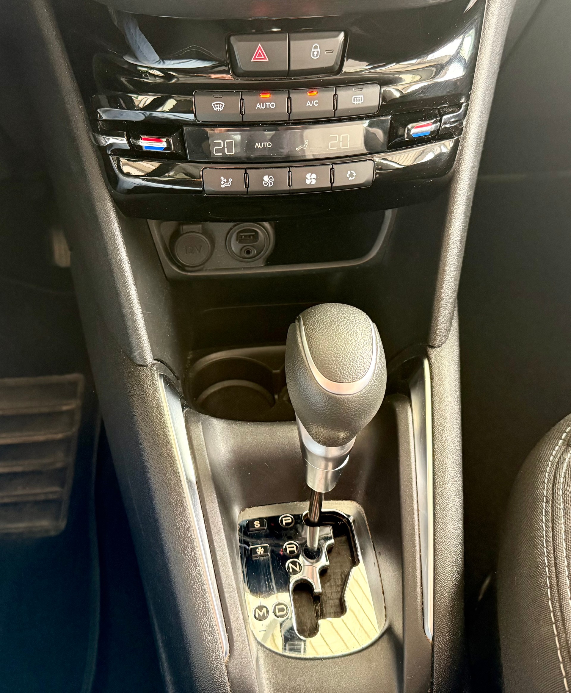 PEUGEOT 208 1.2 PureTech Active EAT6-image-17