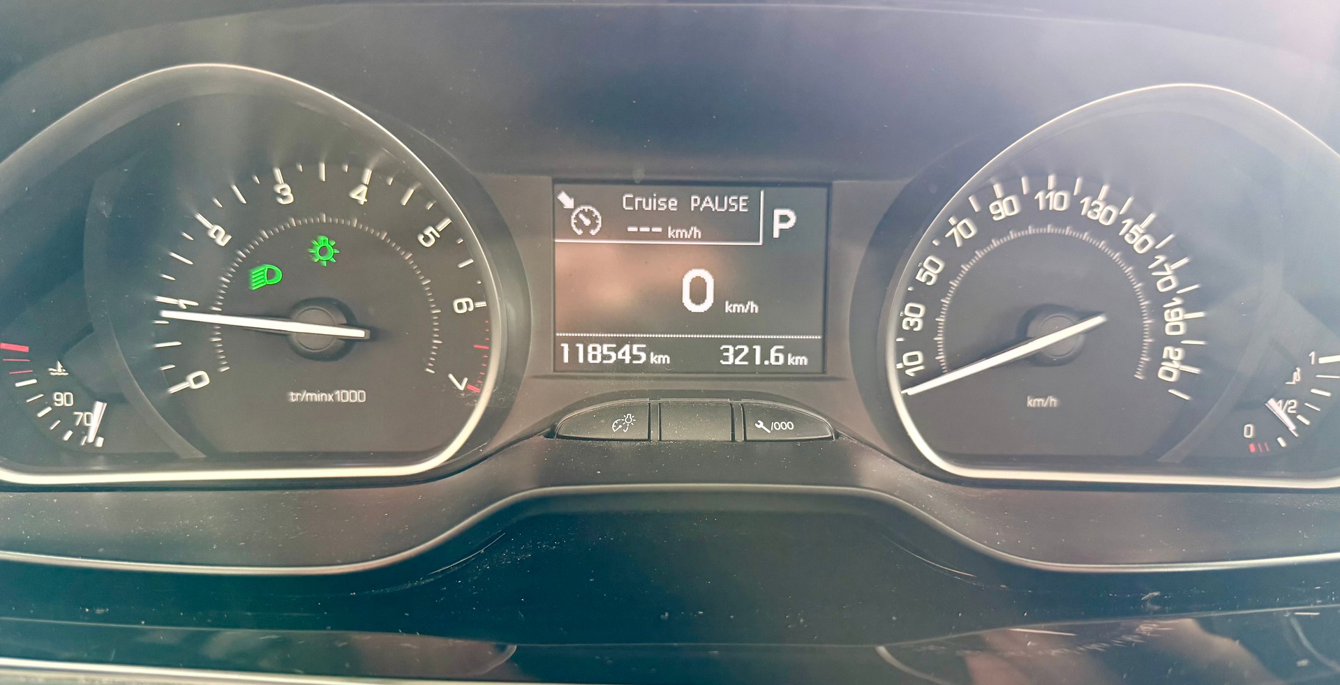 PEUGEOT 208 1.2 PureTech Active EAT6-image-15