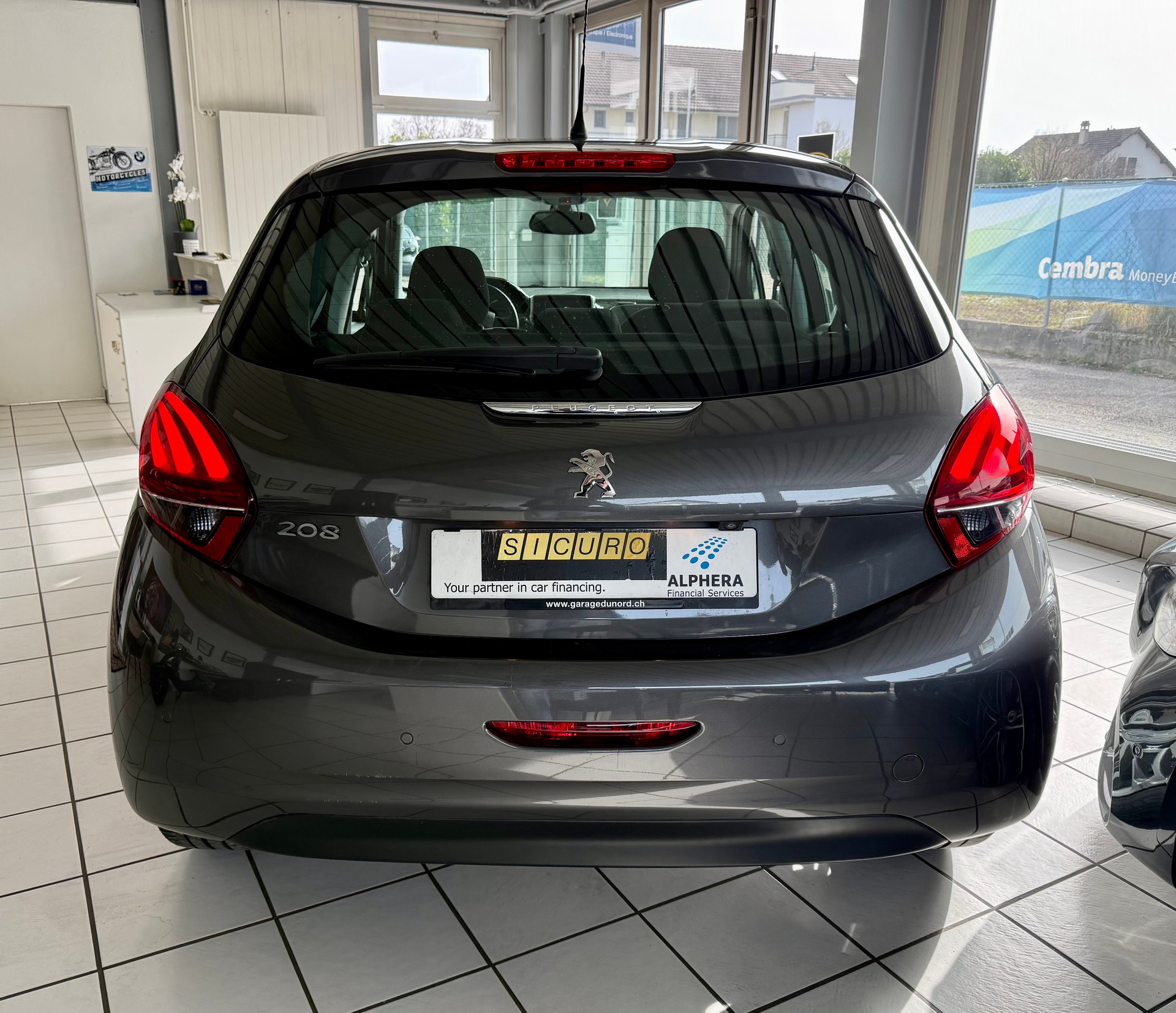 PEUGEOT 208 1.2 PureTech Active EAT6-image-8