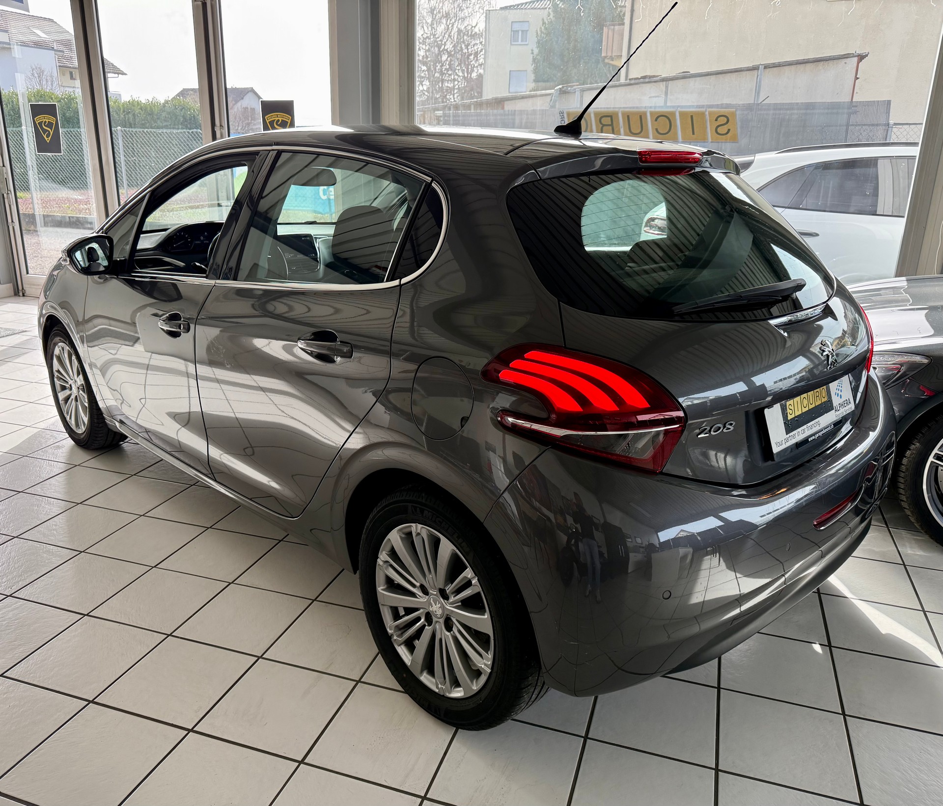PEUGEOT 208 1.2 PureTech Active EAT6-image-9