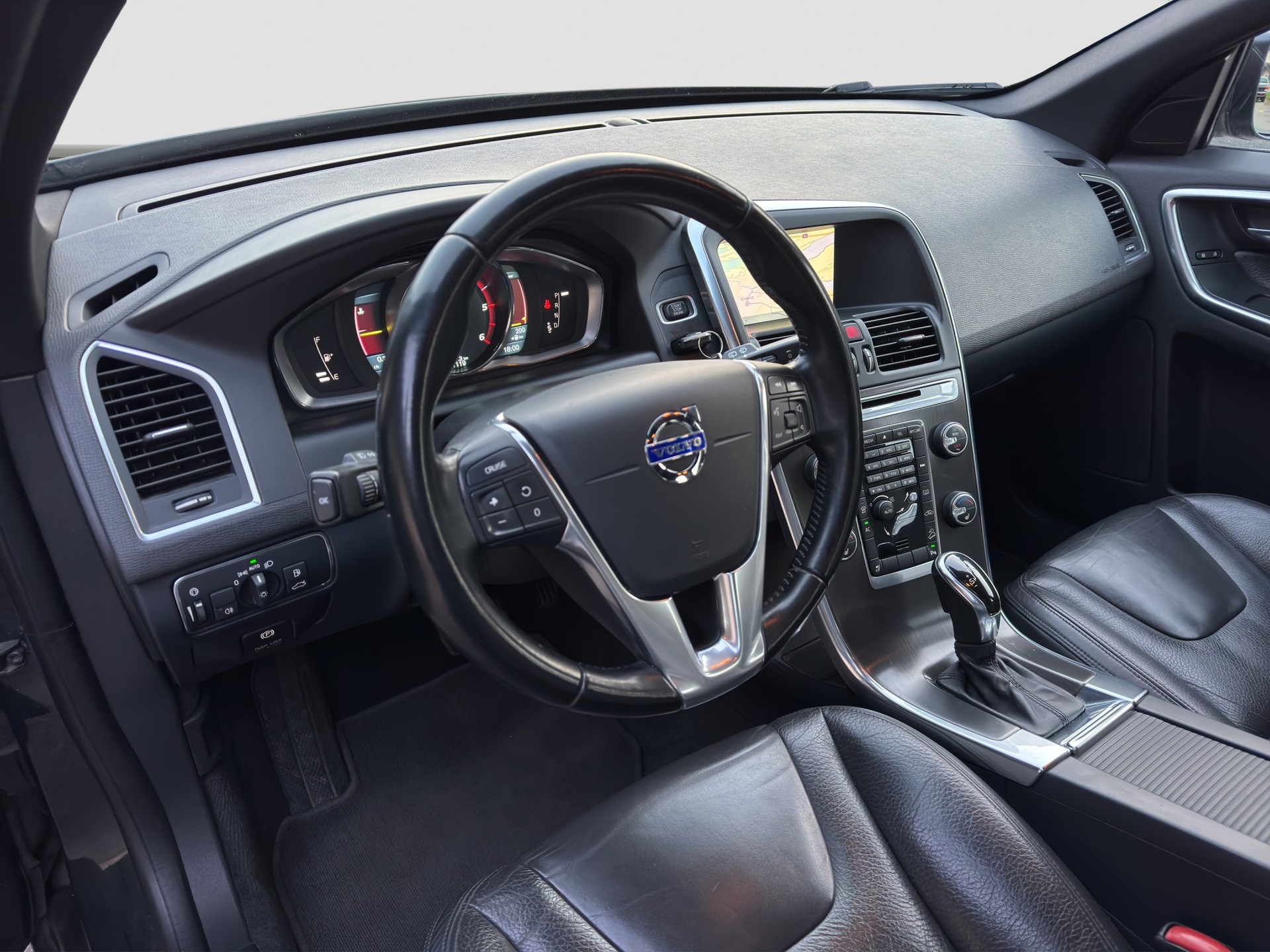 VOLVO XC60 D4 AWD Summum Geartronic-image-8