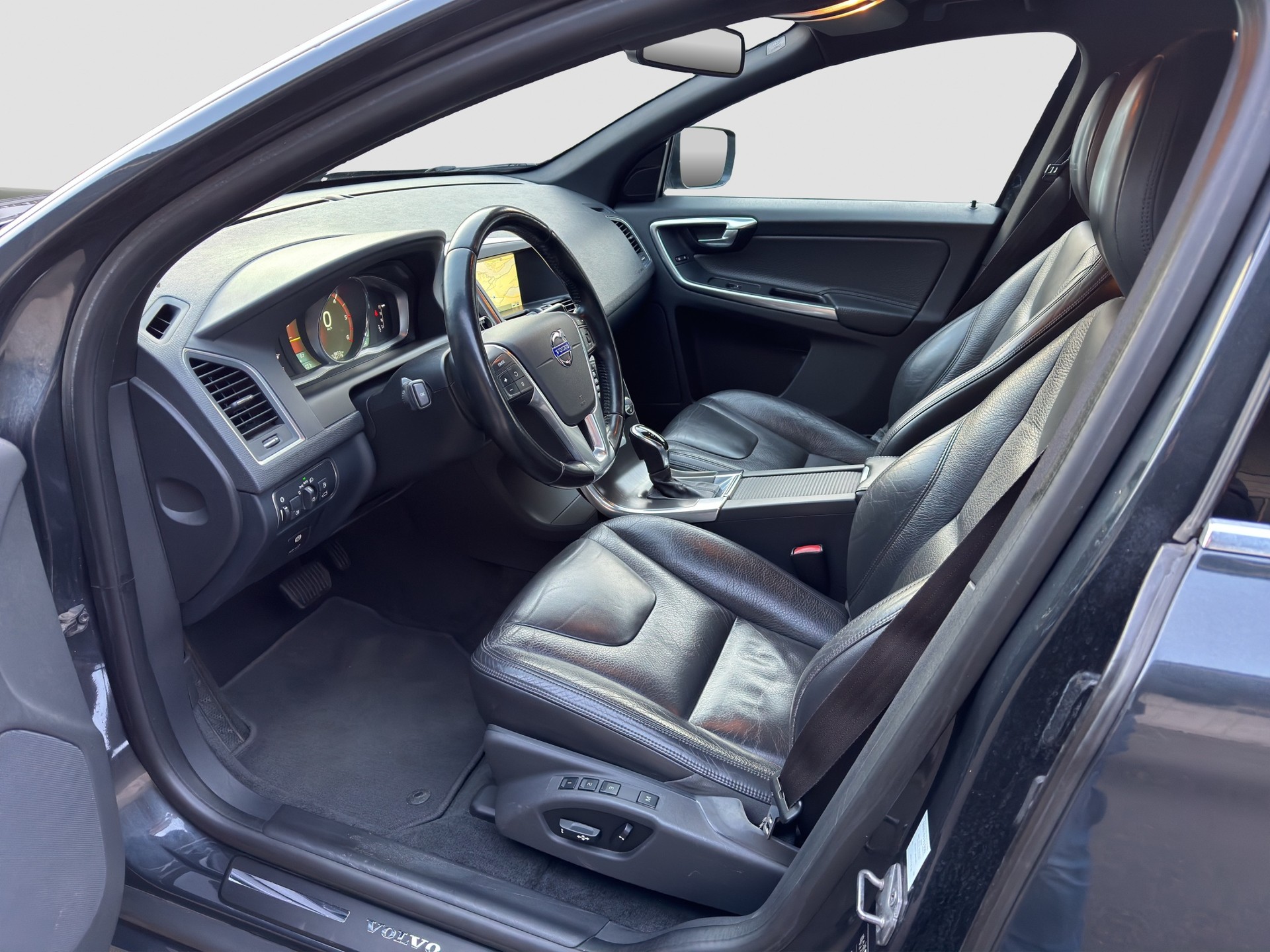 VOLVO XC60 D4 AWD Summum Geartronic-image-9