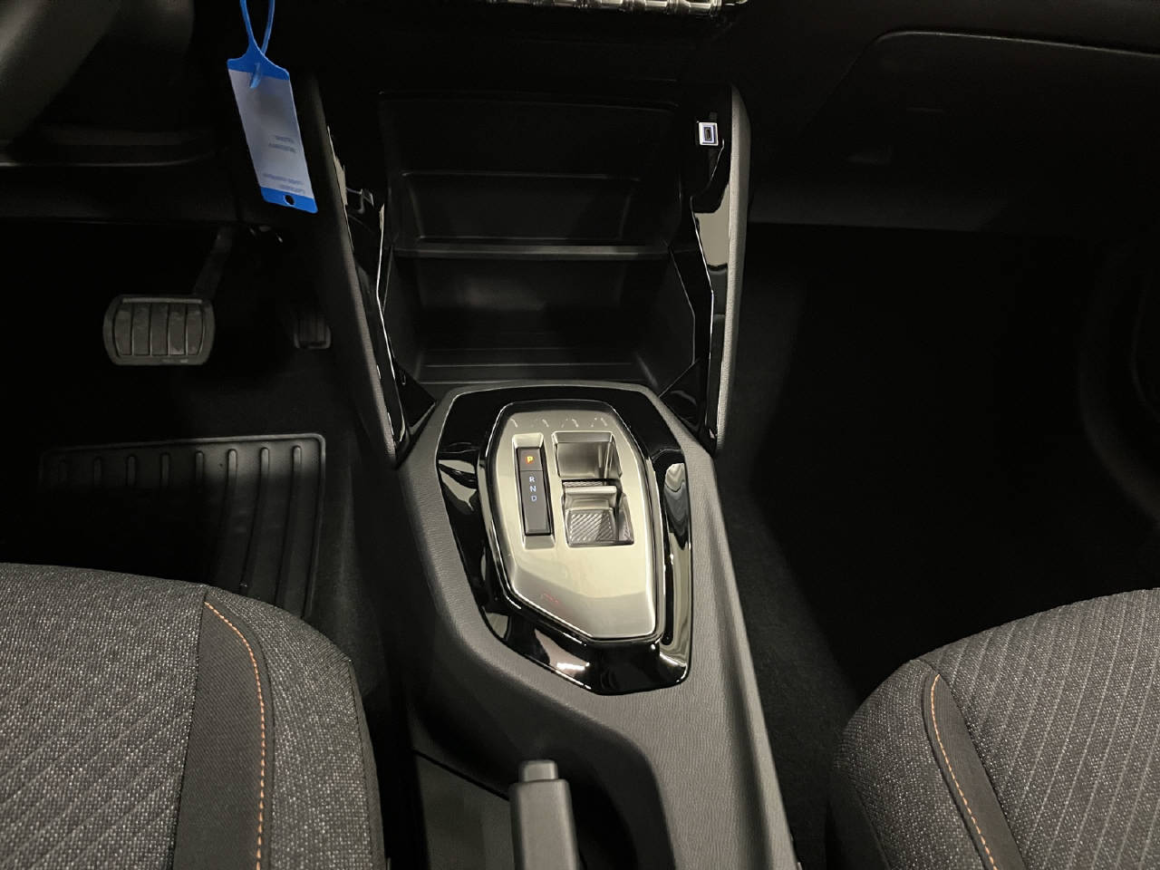 PEUGEOT 208 1.2 Hybrid Style-image-8