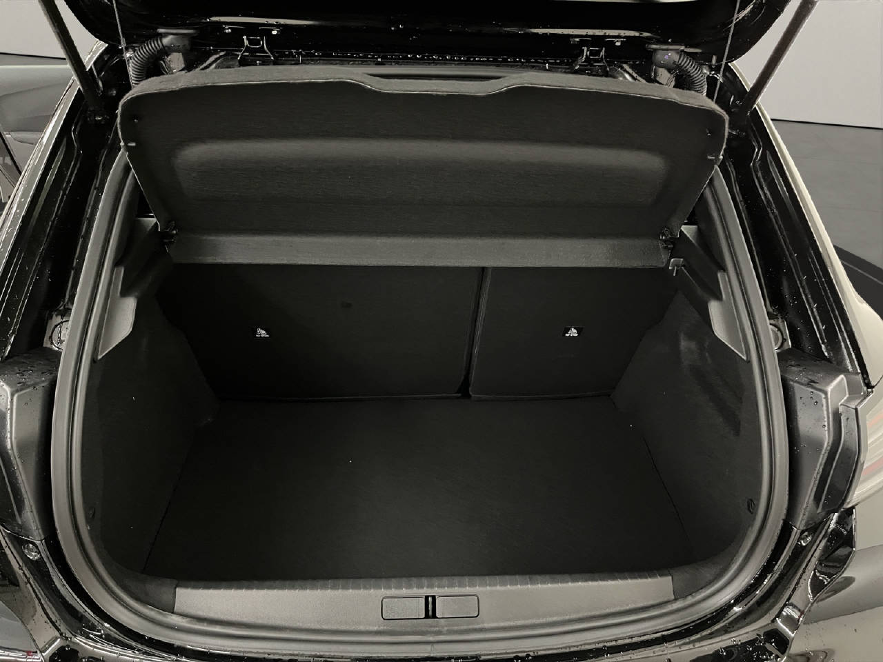 PEUGEOT 208 1.2 Hybrid Style-image-12