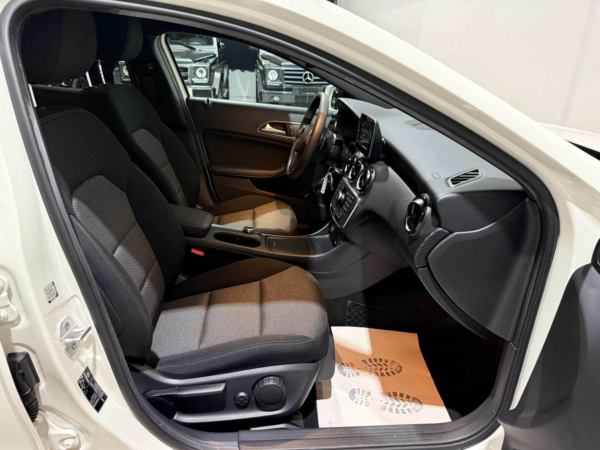MERCEDES-BENZ GLA 200 7G-DCT-image-13