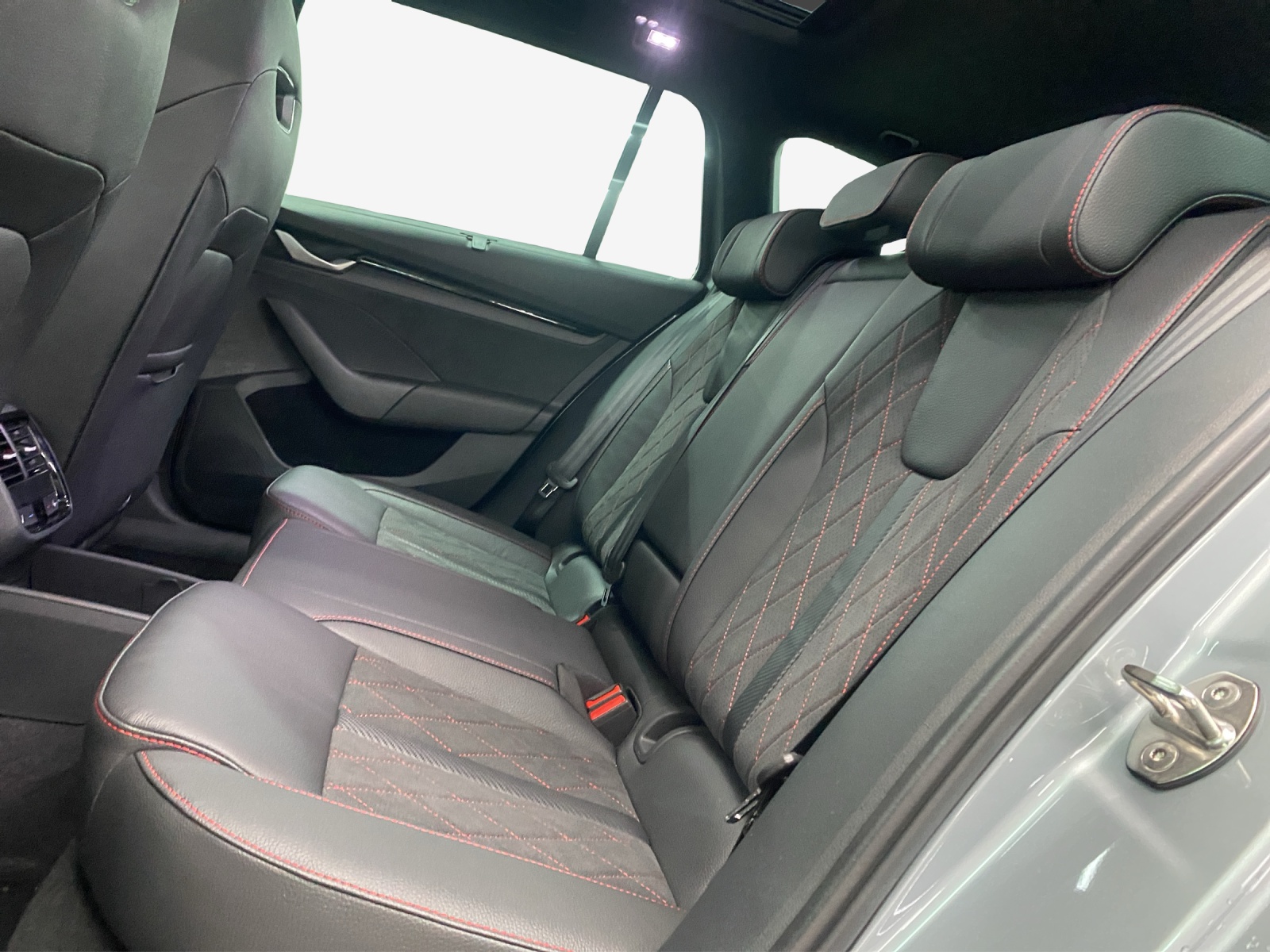 SKODA Octavia Combi 2.0 TSI DSG RS-image-11