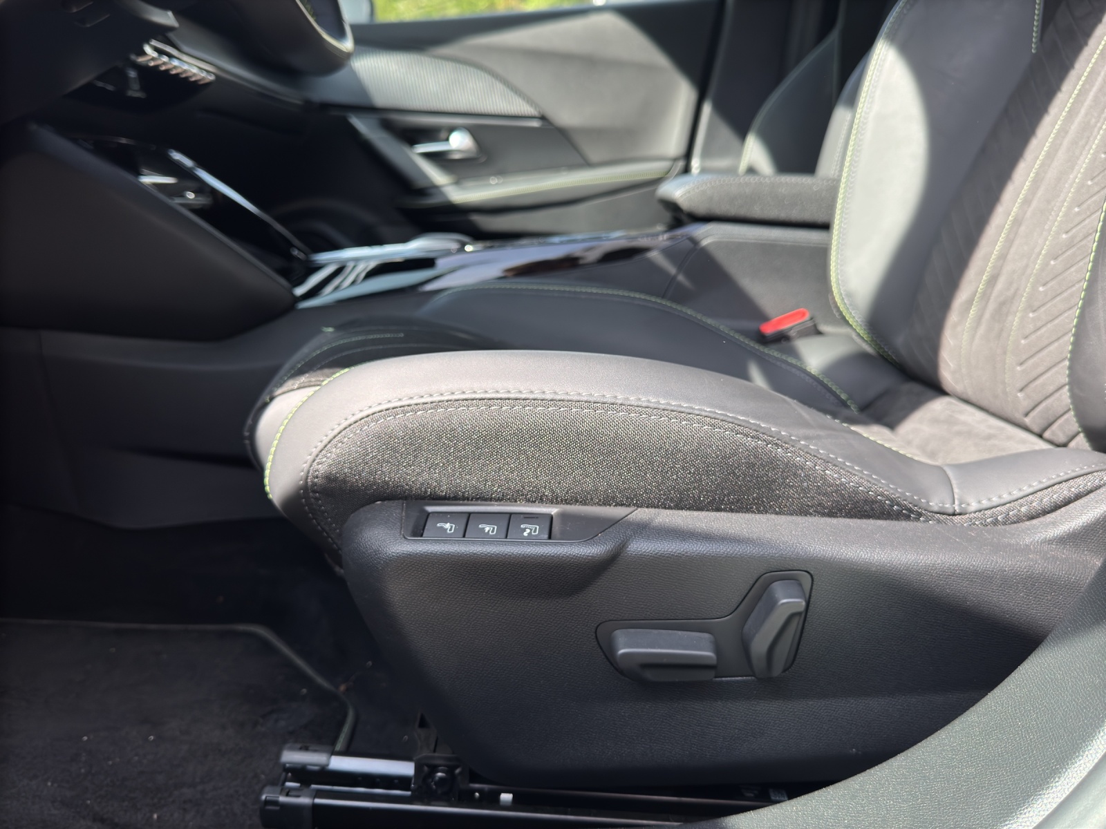 PEUGEOT 2008 1.5 BlueHDi GT EAT8-image-18