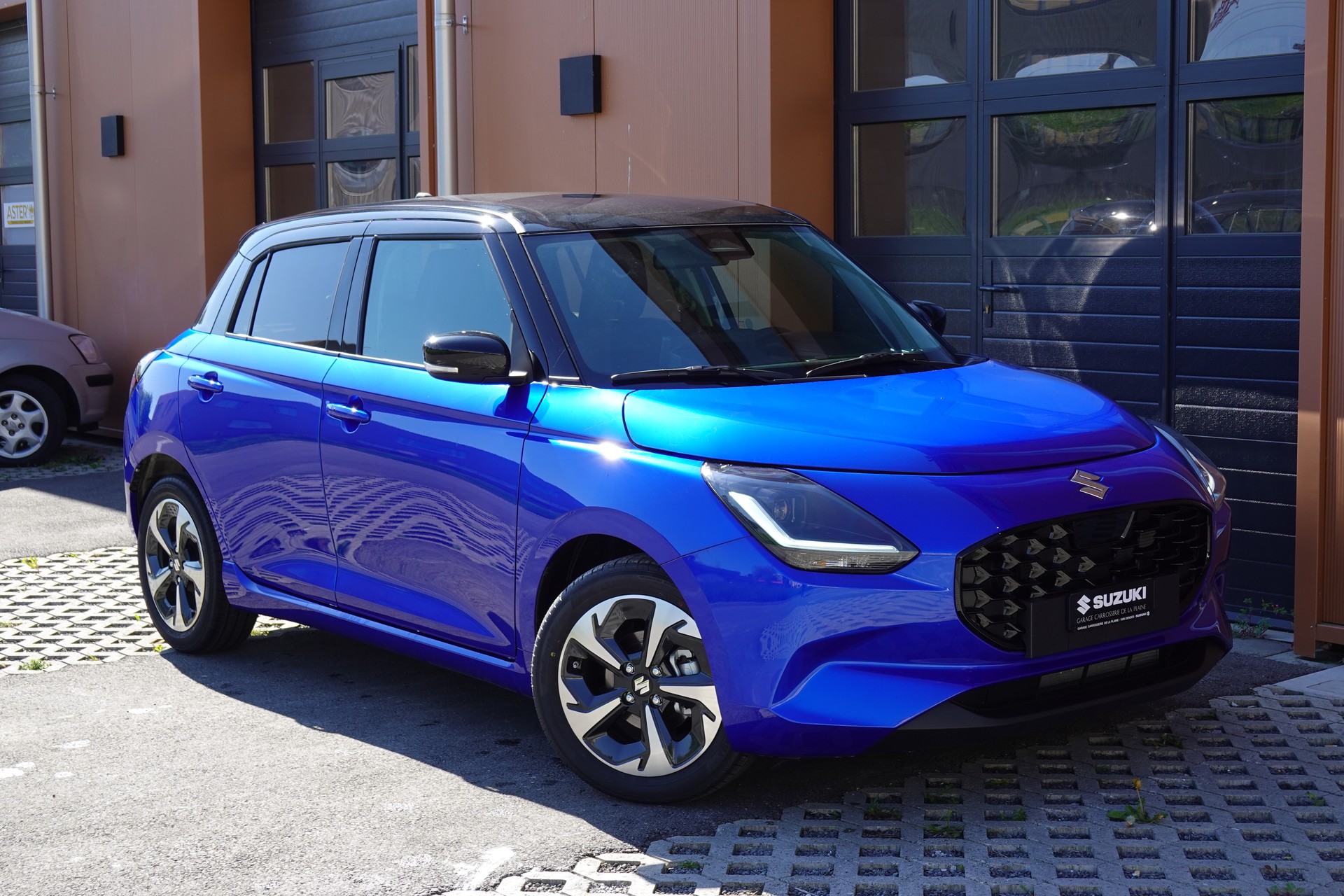 SUZUKI Swift 1.2 Compact Top Hybrid CVT - * Tempomat Adapt. * Caméra de recul * Sièges chauffants * Apple Car Play * Aides Conduites"-image-6
