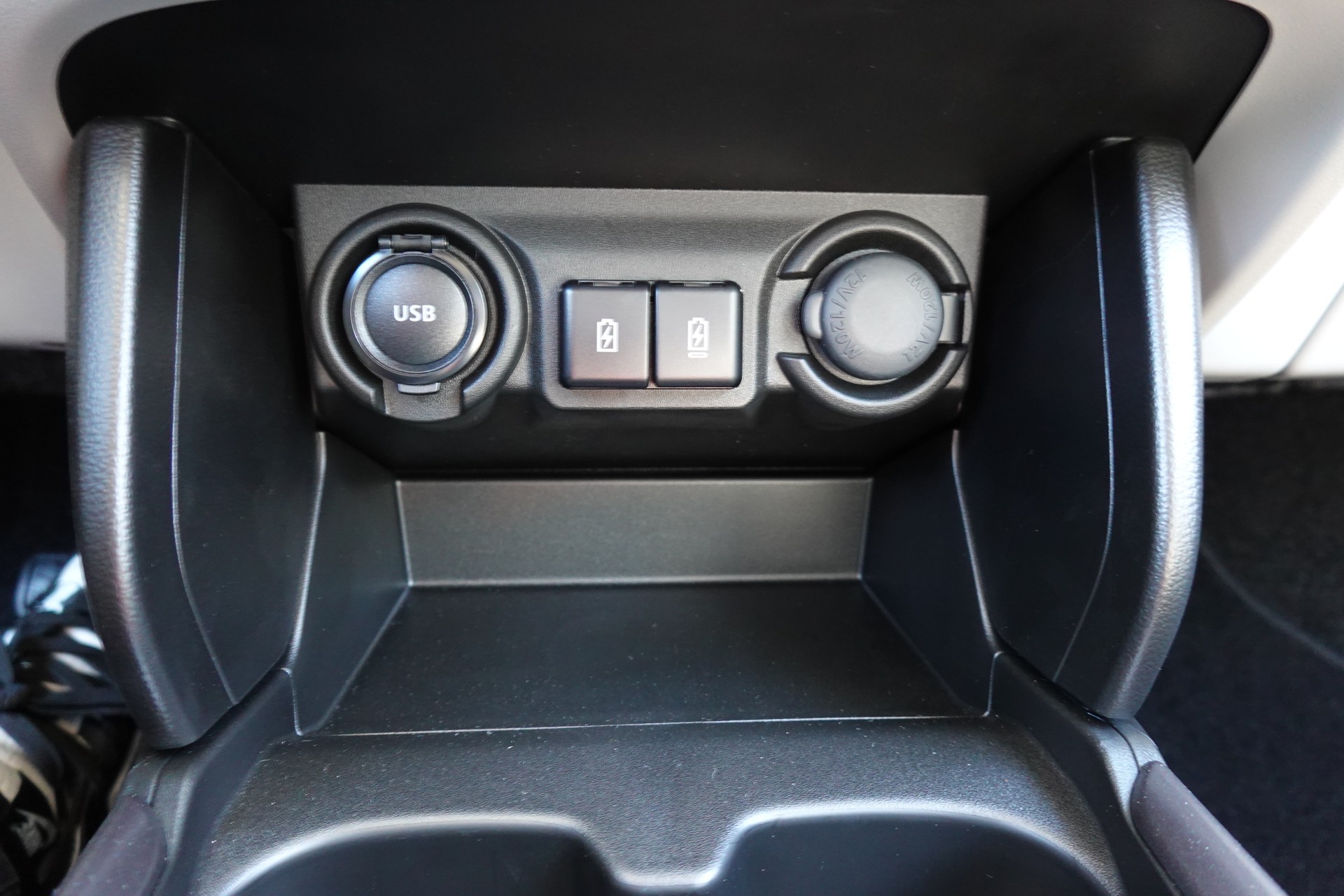 SUZUKI Swift 1.2 Compact Top Hybrid CVT - * Tempomat Adapt. * Caméra de recul * Sièges chauffants * Apple Car Play * Aides Conduites"-image-21