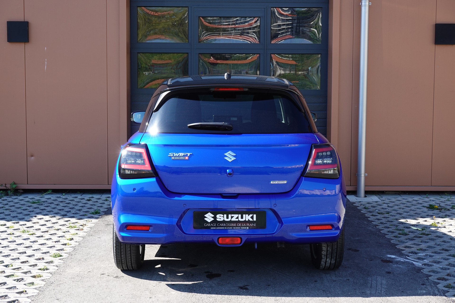 SUZUKI Swift 1.2 Compact Top Hybrid CVT - * Tempomat Adapt. * Caméra de recul * Sièges chauffants * Apple Car Play * Aides Conduites"-image-8