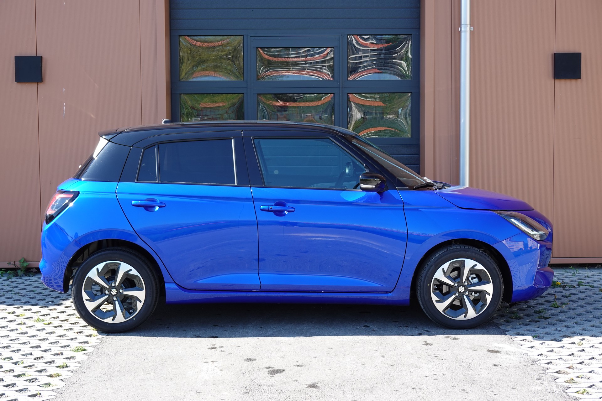 SUZUKI Swift 1.2 Compact Top Hybrid CVT - * Tempomat Adapt. * Caméra de recul * Sièges chauffants * Apple Car Play * Aides Conduites"-showroom-element-3