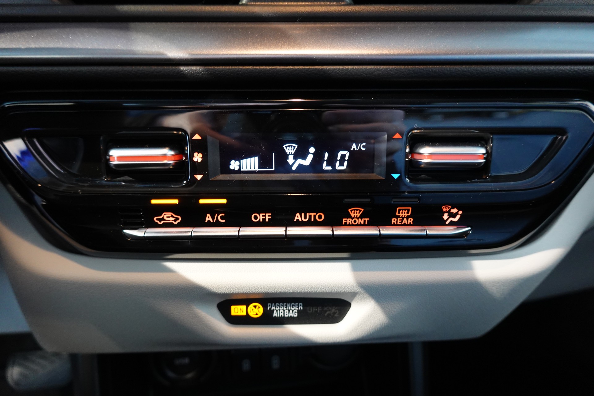 SUZUKI Swift 1.2 Compact Top Hybrid CVT - * Tempomat Adapt. * Caméra de recul * Sièges chauffants * Apple Car Play * Aides Conduites"-image-19